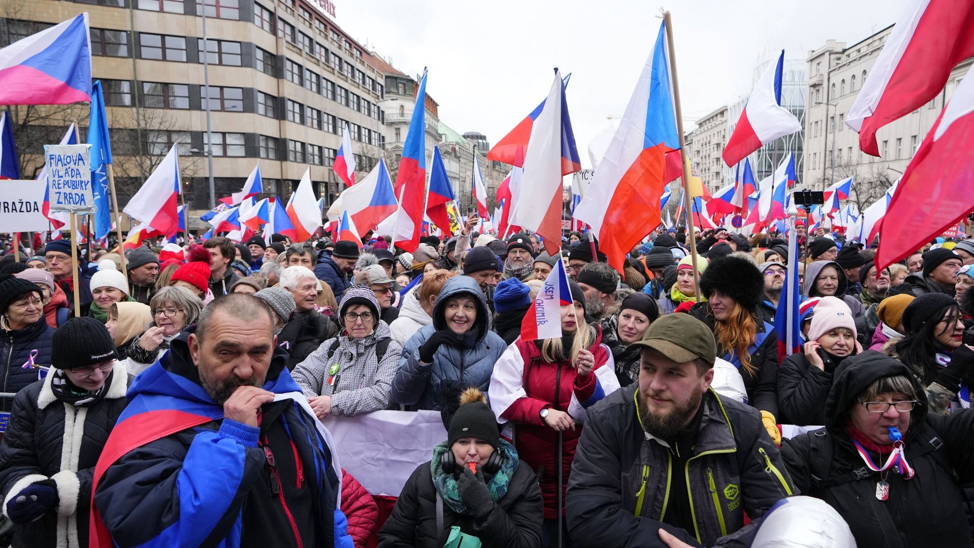 Des personnes participent à une manifestation anti-gouvernementale à Prague le 11 mars 2023