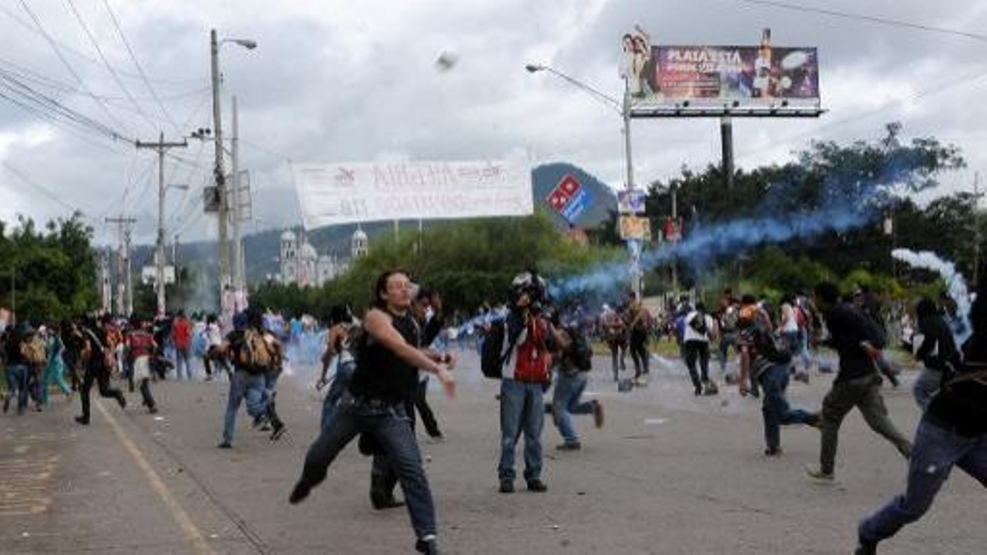 Des supporters de la candidate de gauche Xiomara Castro manifestent contre l'élection à la présidence de Juan Orlando Hernandez, le 27 novembre 2013 à Tegucigalpa, au Honduras