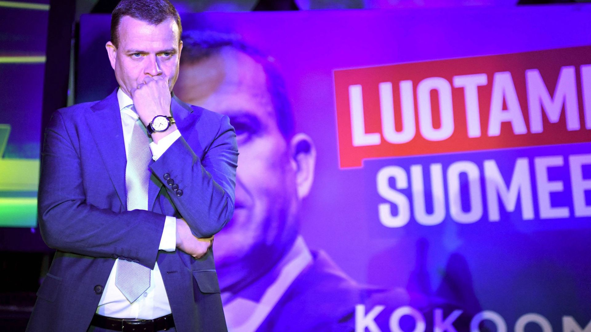 Petteri Orpo président du parti de droite "La coalition nationale" observe les résultats des élections,