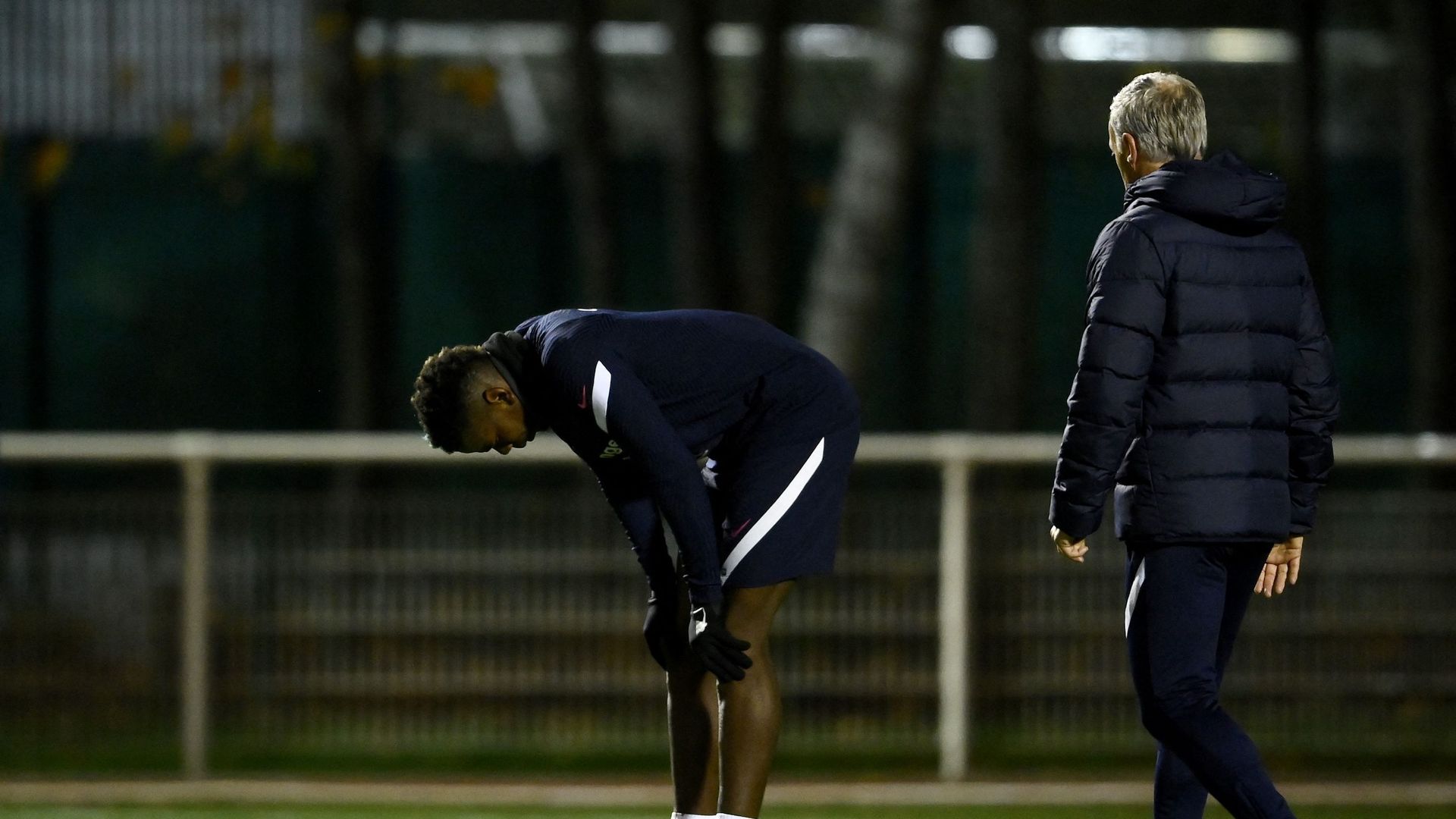 Paul Pogba a dû quitter l'entraînement de l'Equipe de France en se tenant la cuisse après une frappe.