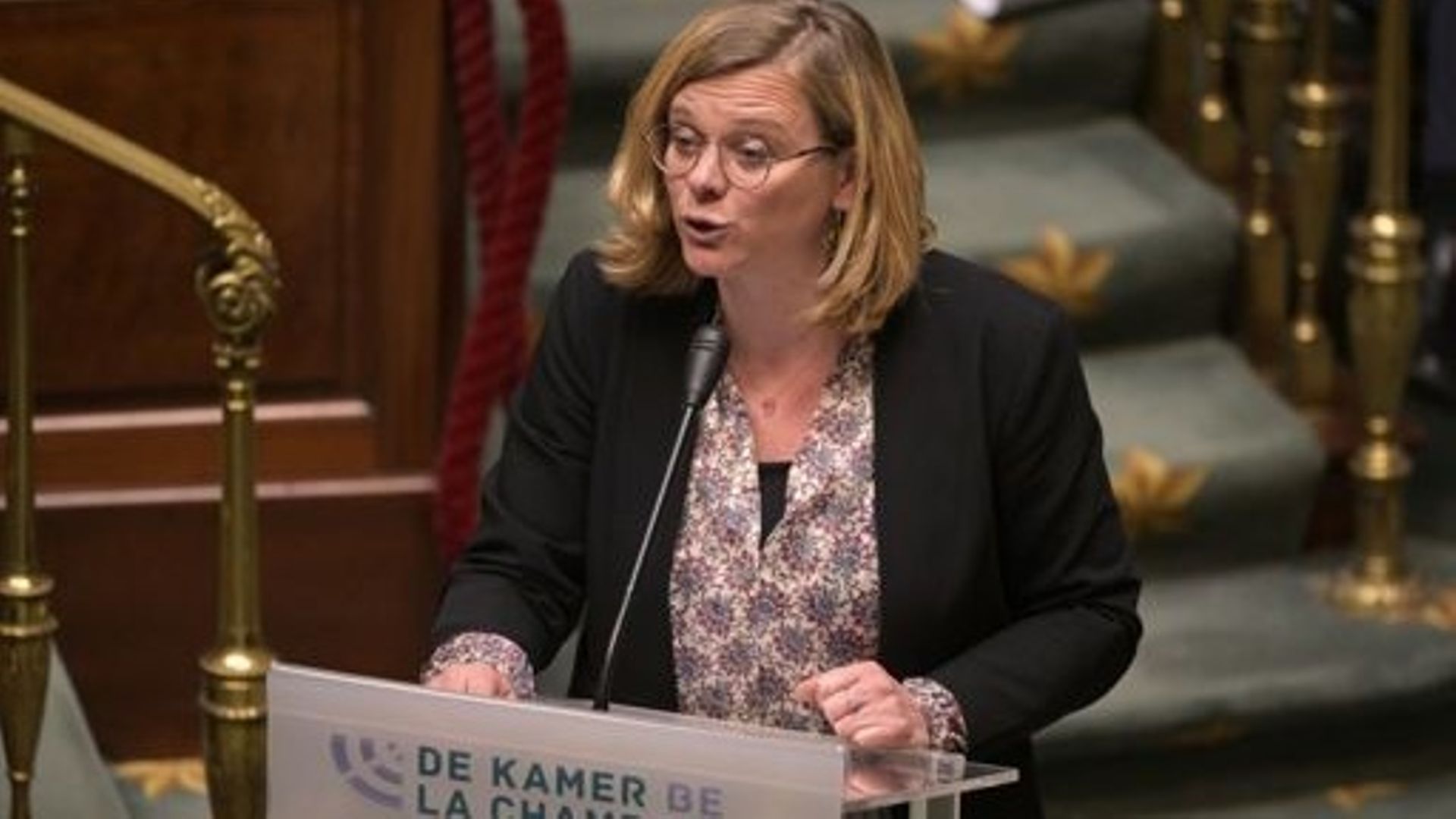 La secrétaire d’Etat à l’égalité entre les femmes et les hommes et à la diversité, Marie-Colline Leroy, lors d’une séance plénière de la Chambre au Parlement fédéral à Bruxelles, le mercredi 17 mai 2023.