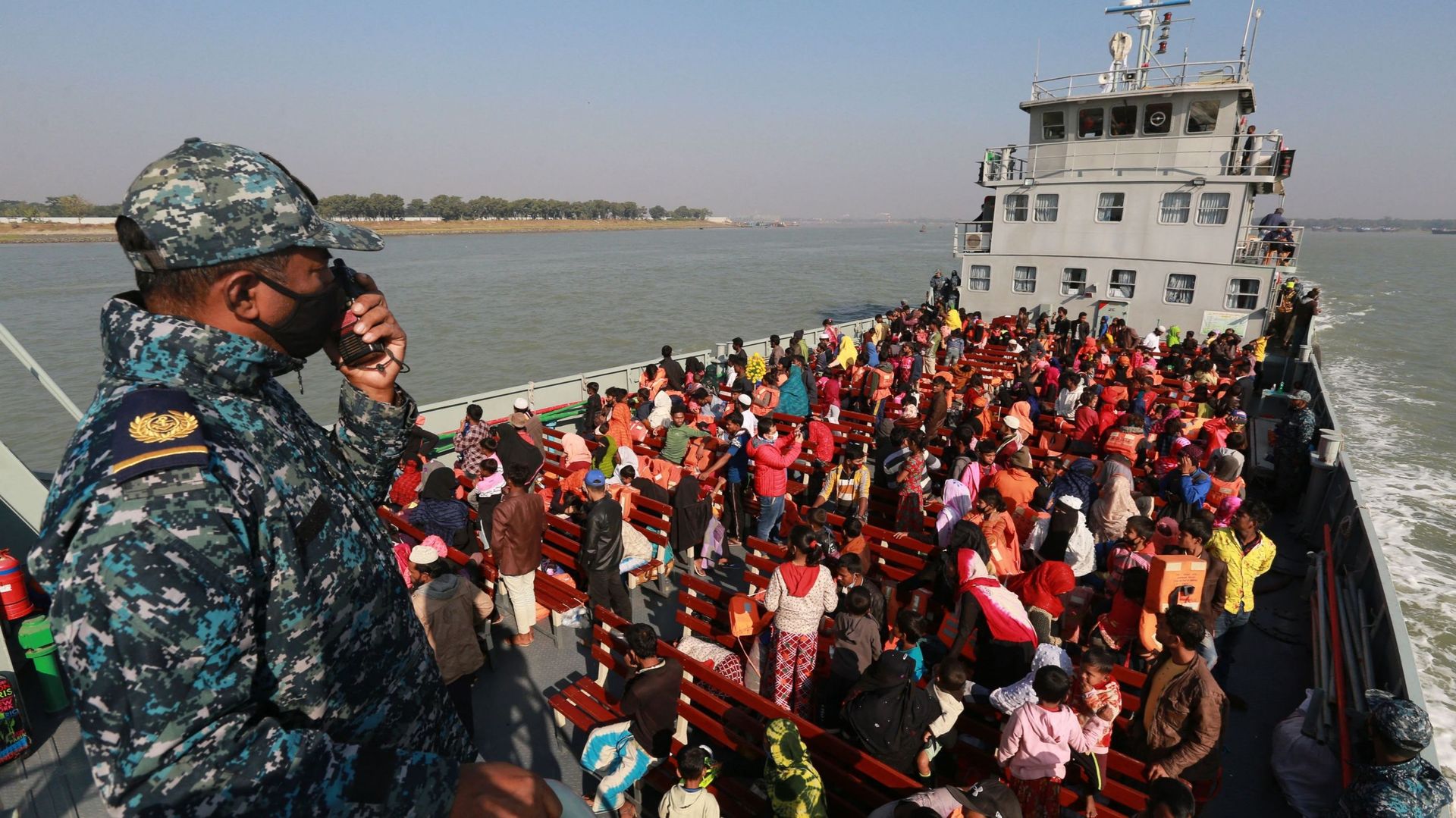 Des réfugiés rohingyas sont assis sur un navire de la marine du Bangladesh alors qu'ils sont relocalisés sur l'île controversée de Bhashan Char, sujette aux inondations dans la baie du Bengale, à Chittagong, le 29 décembre 2020.