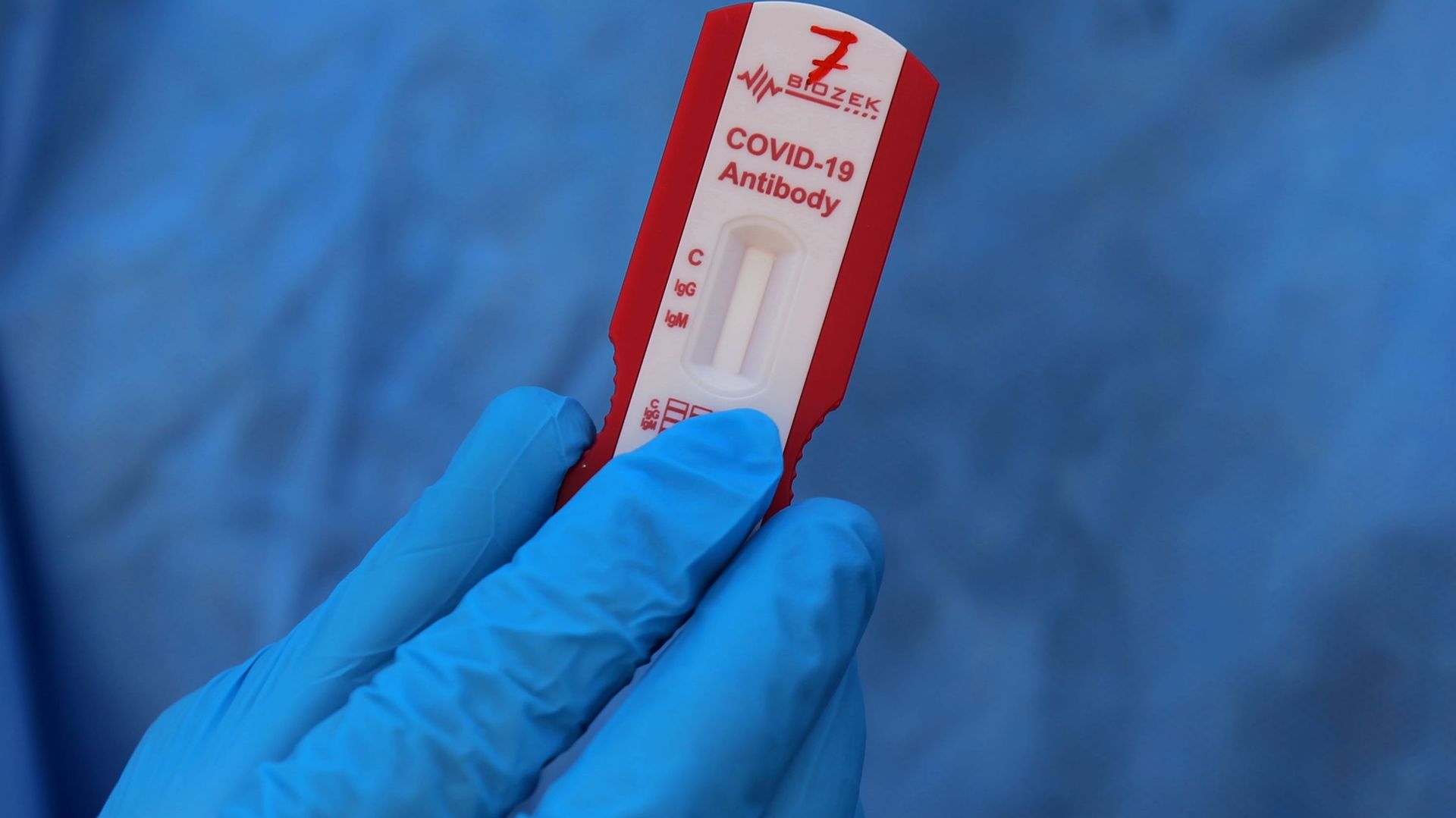 Comme les auotests, les tests rapides peuvent mesurer la présence d'éventuels anticorps, mais pas seulement...