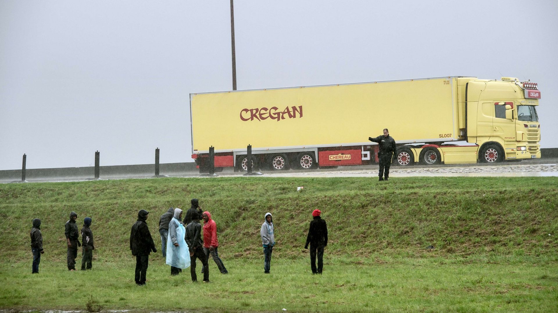 17-migrants-tentant-de-gagner-l-angleterre-decouverts-dans-un-camion-citerne