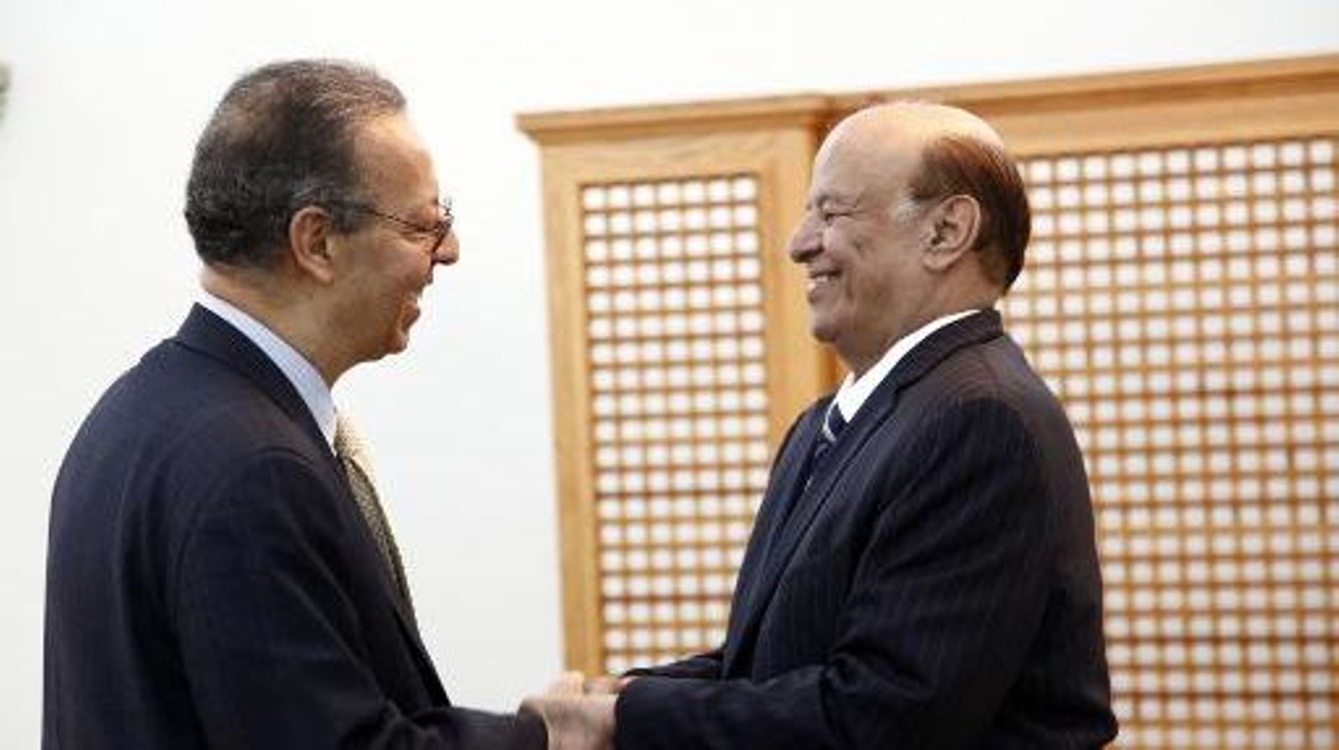 Le médiateur de l'ONU au Yémen Jamal Benomar et le président Abdrabuh Mansur Hadi et le 26 février 2015 à Aden