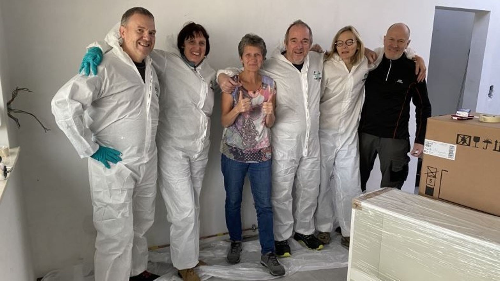 Des bénévoles sont venus peindre les murs de l'habitation de Monique, à Chênée.
