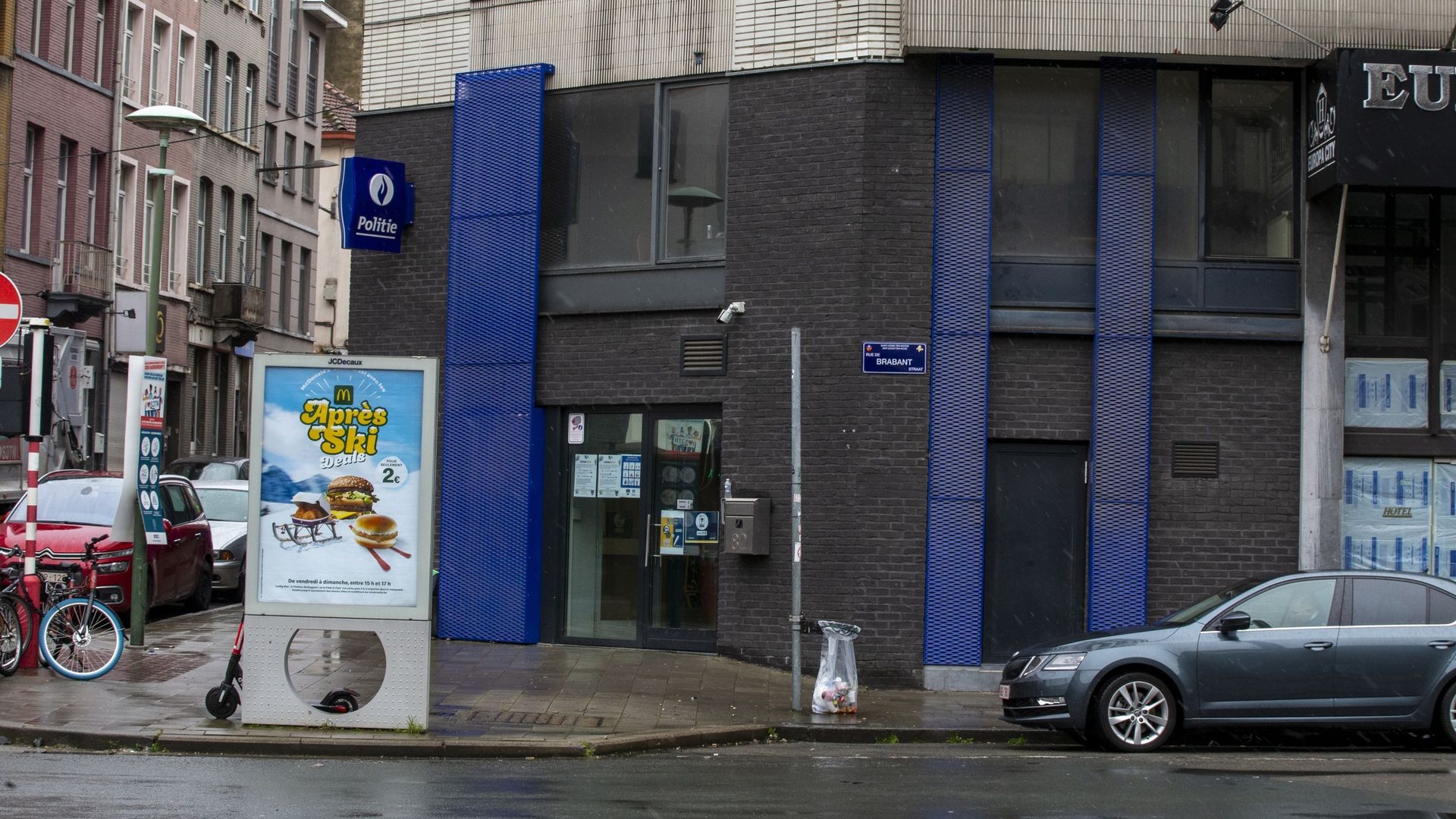 Une femme au comportement suspect s'était présentée lundi matin au commissariat de la rue de Brabant à Schaerbeek