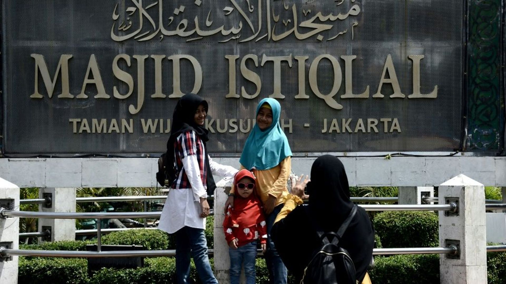 Un groupe d'Indonésiennes musulmanes le 6 juillet 2018 à Jakarta devant la mosquée Istiqlal