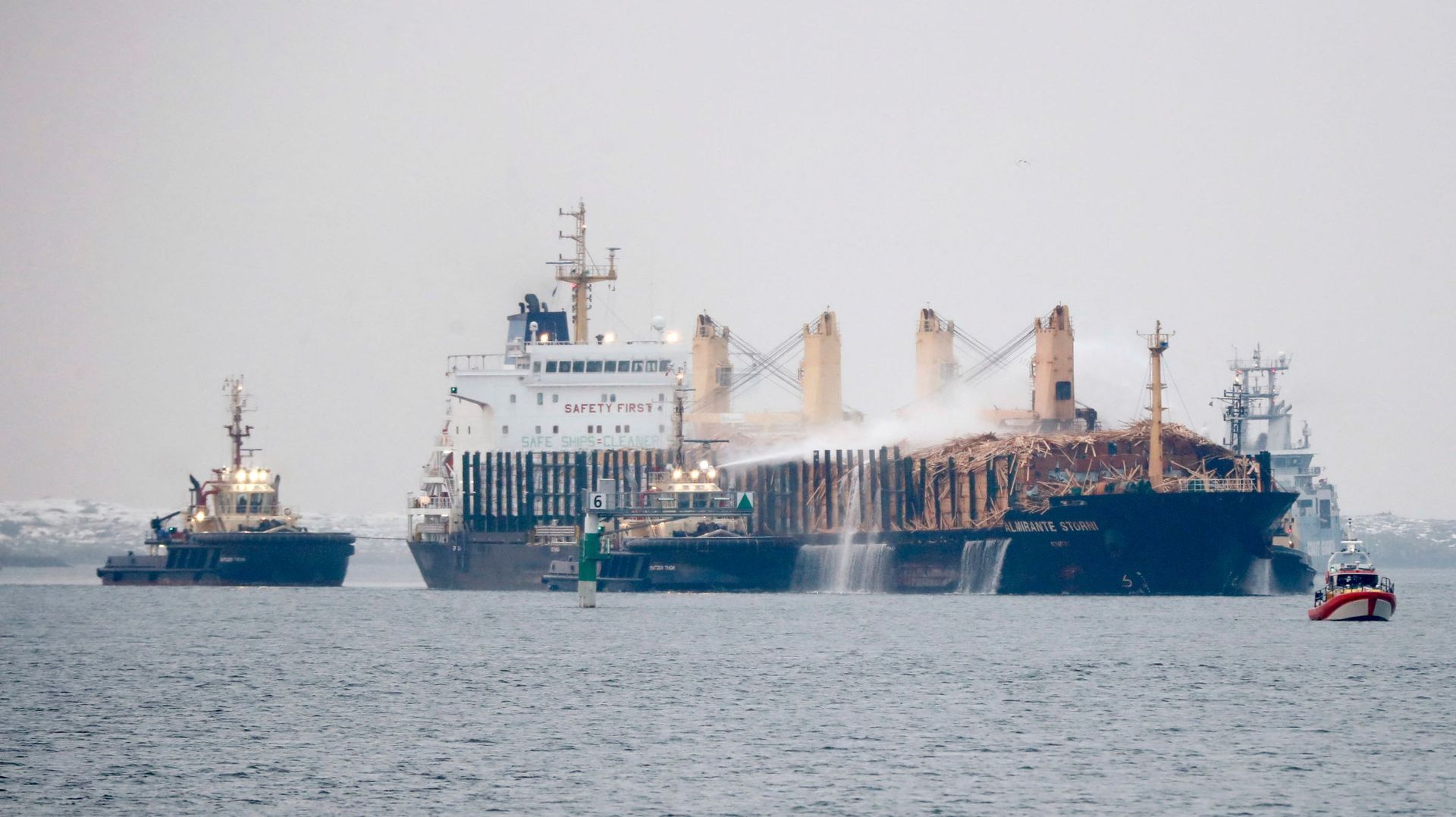 Le cargo Almirante Storni est remorqué le 11 décembre 2021 vers le port de Göteborg, en Suède, pour faciliter les travaux d'extinction.