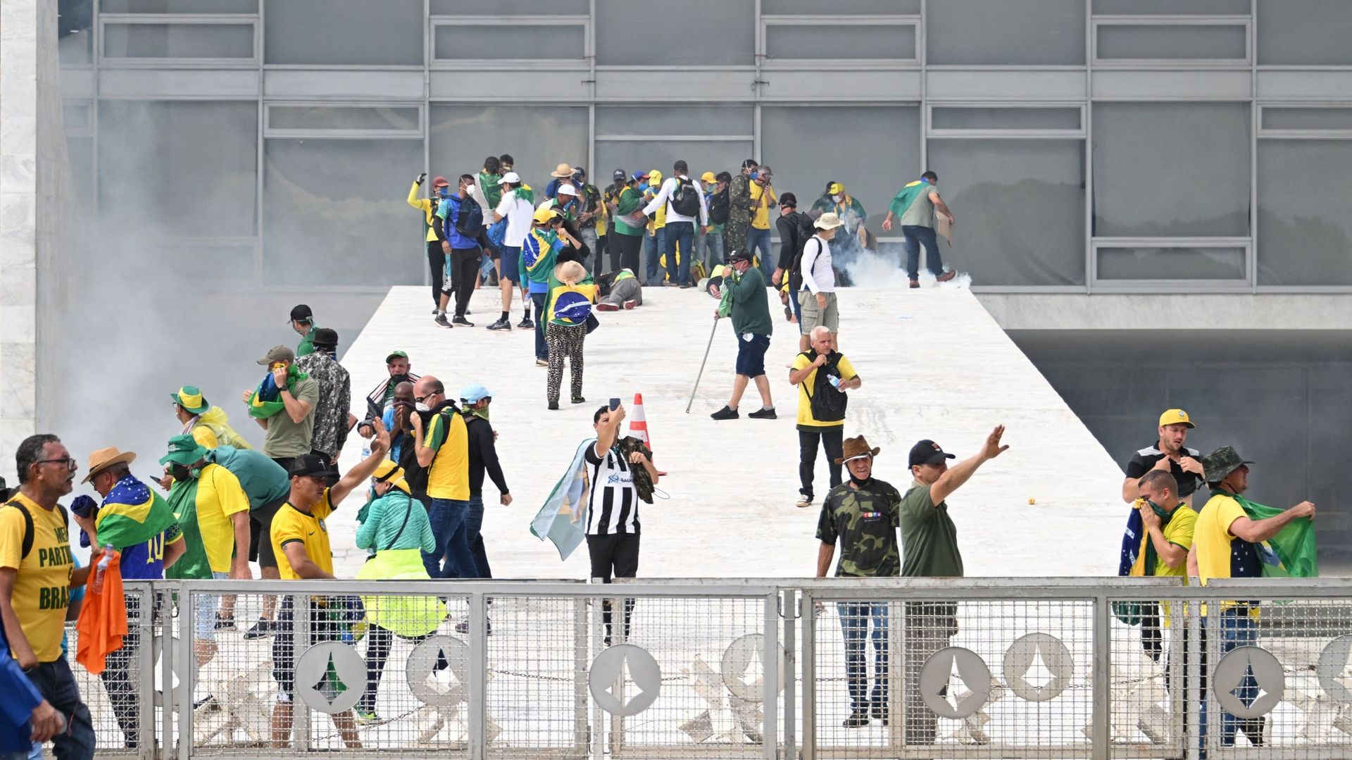 Des partisans de l’ex-président brésilien Jair Bolsonaro ont réussi à entrer et à monter sur le toit du Congrès national.
