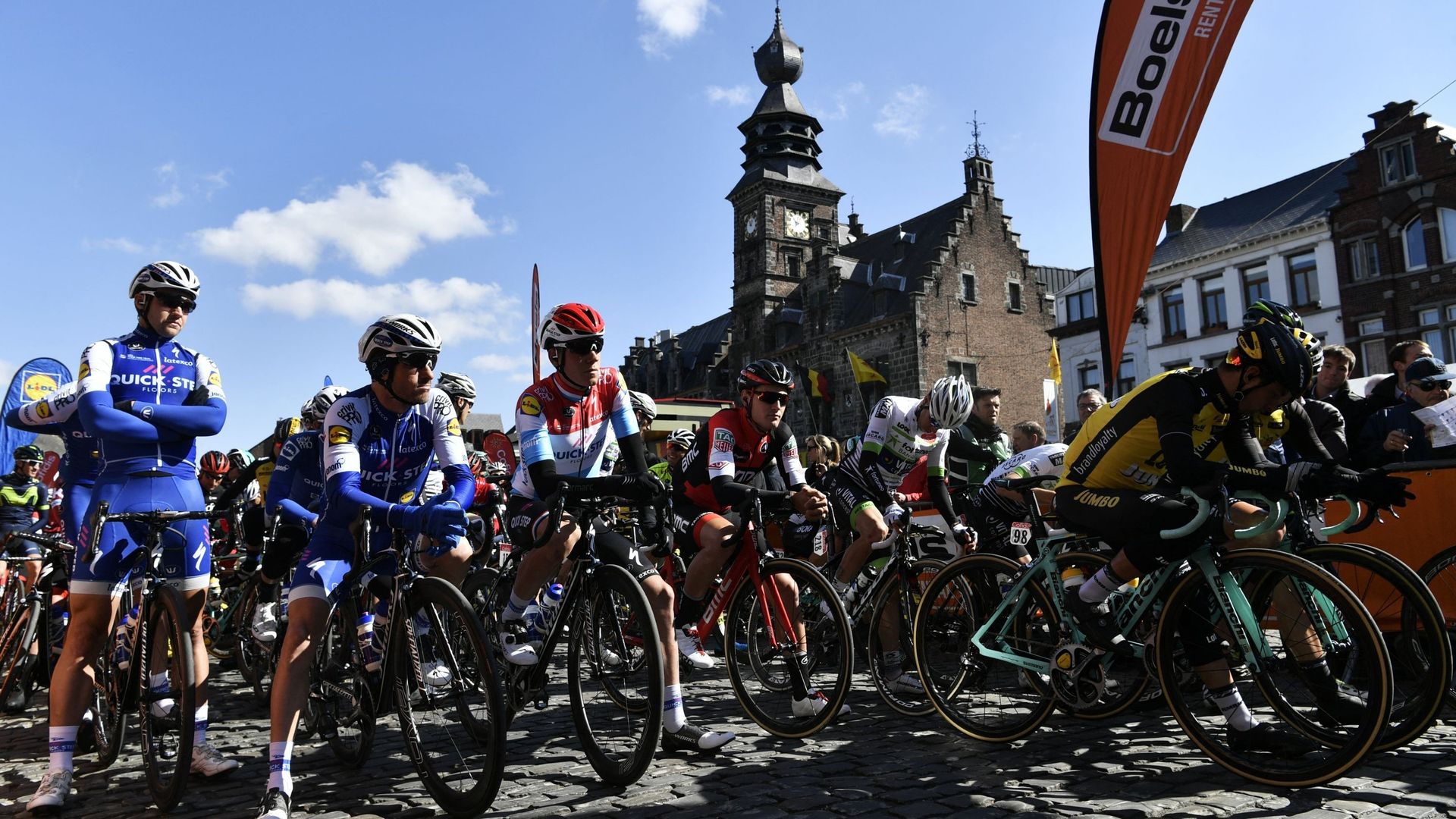 Le peloton cycliste pose régulièrement ses roues à Binche (ici au départ de la Flèche Wallonne 2017). Bientôt une nouvelle fois pour le Tour de France ?