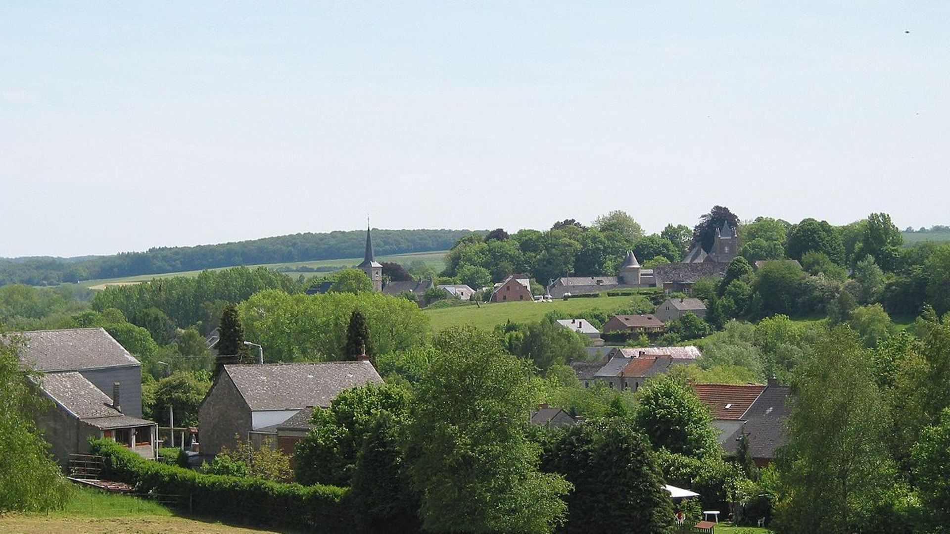 Berzée, le village et le château.