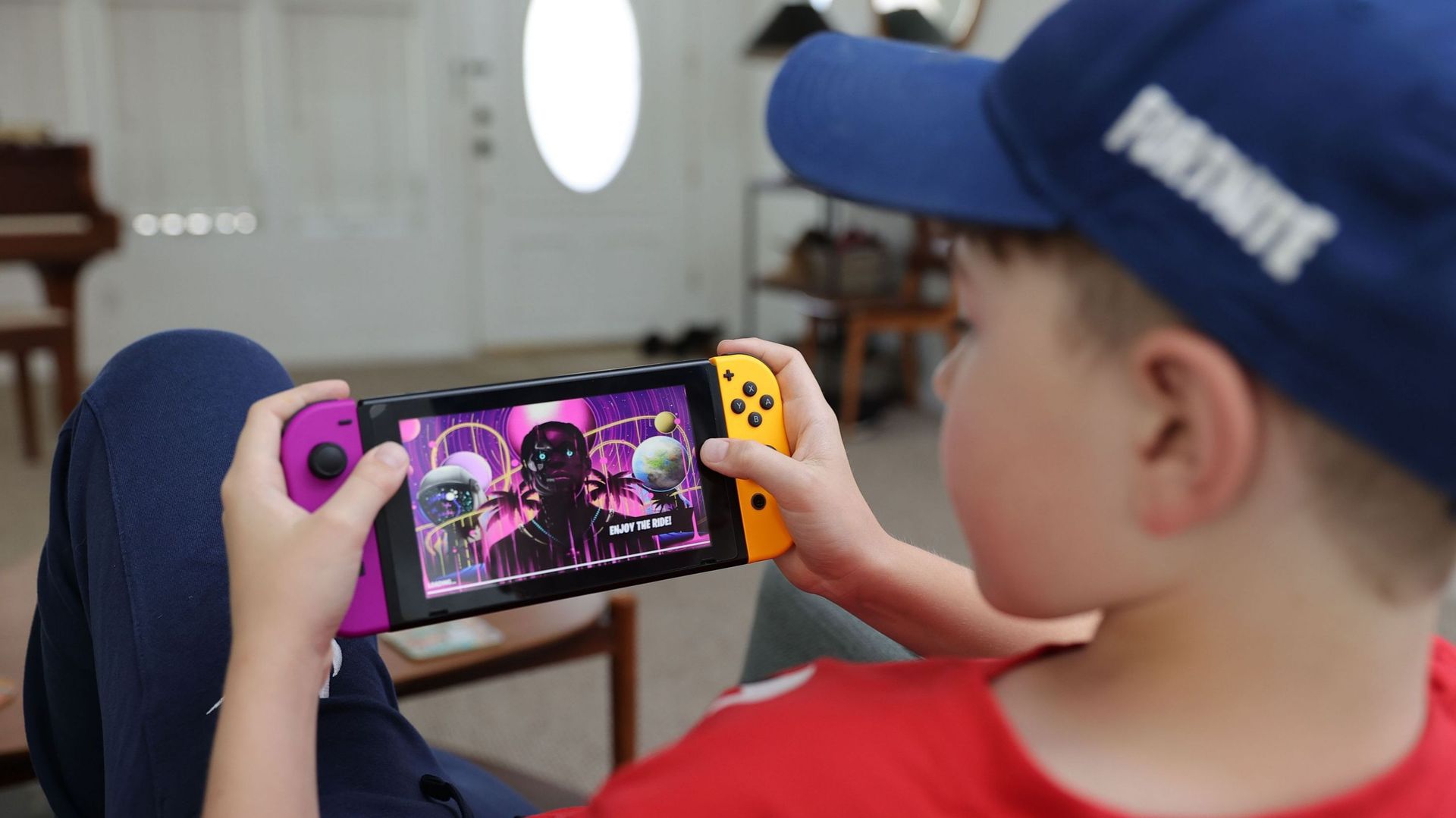 Ansel, 11 ans, regarde le show de travis Scott dans Fornite le 23 avril 2020 
