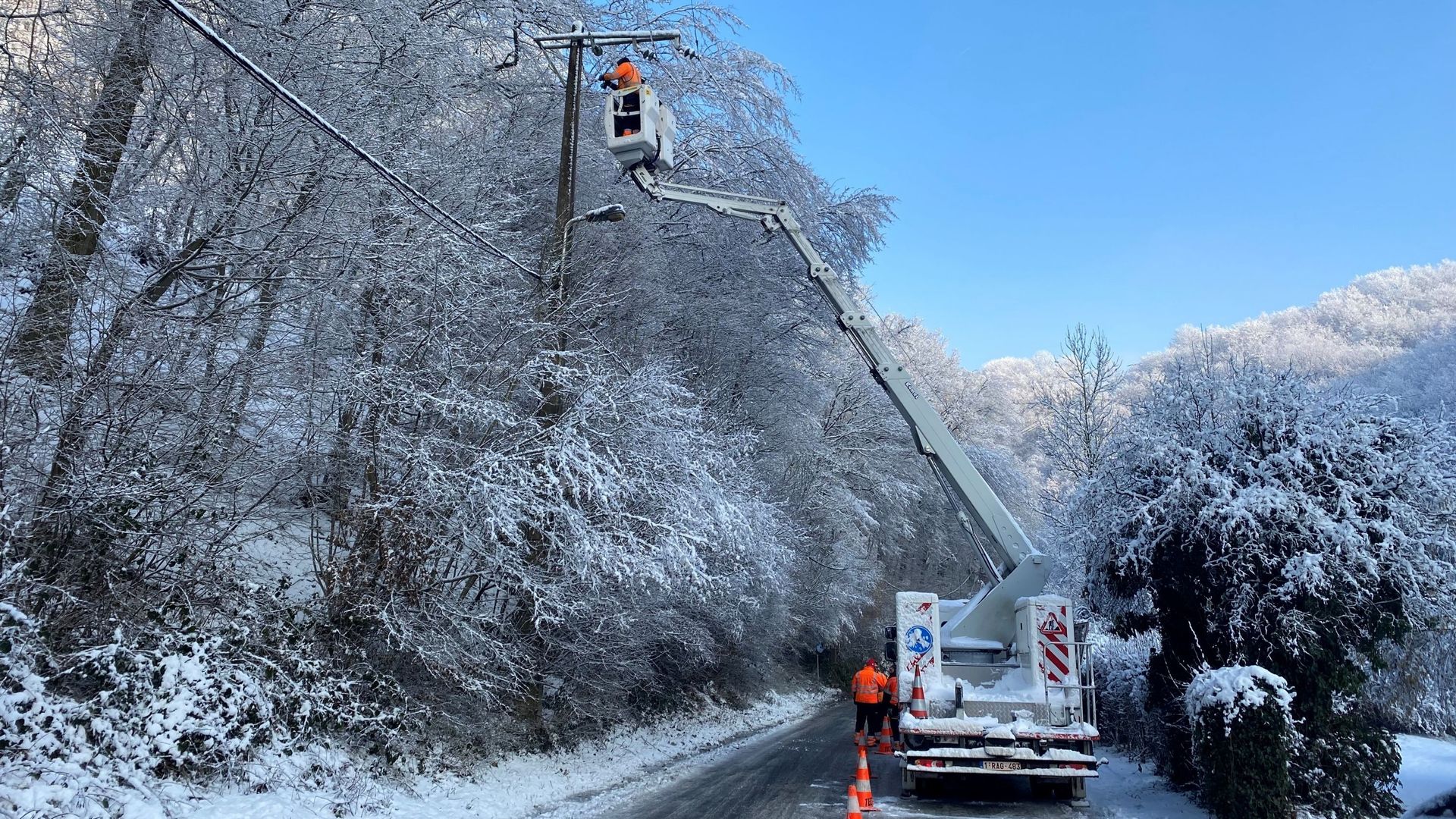 Les techniciens de RESA travaillent sur les lignes électriques abîmées par la neige