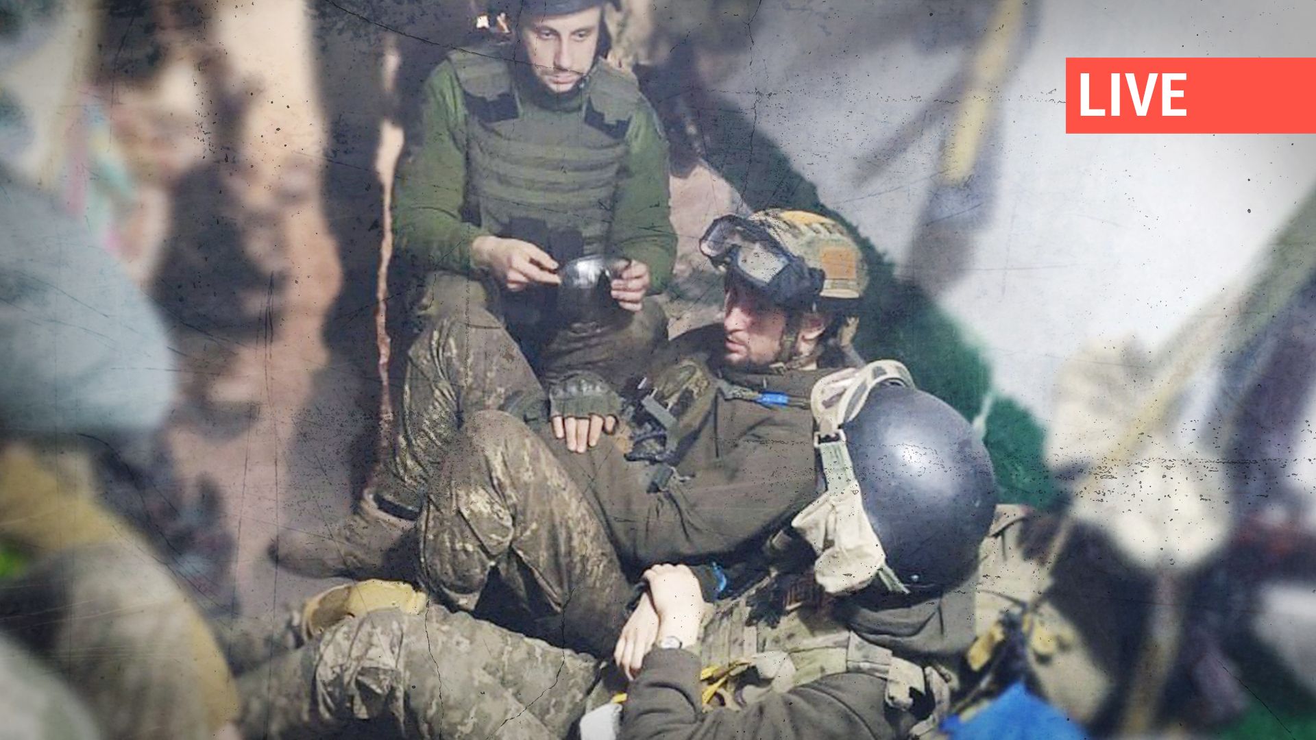 Cette photo non datée publiée par le service de presse de l'administration présidentielle ukrainienne montre des combattants ukrainiens dans l'aciérie Azovstal de la ville ukrainienne de Marioupol.
