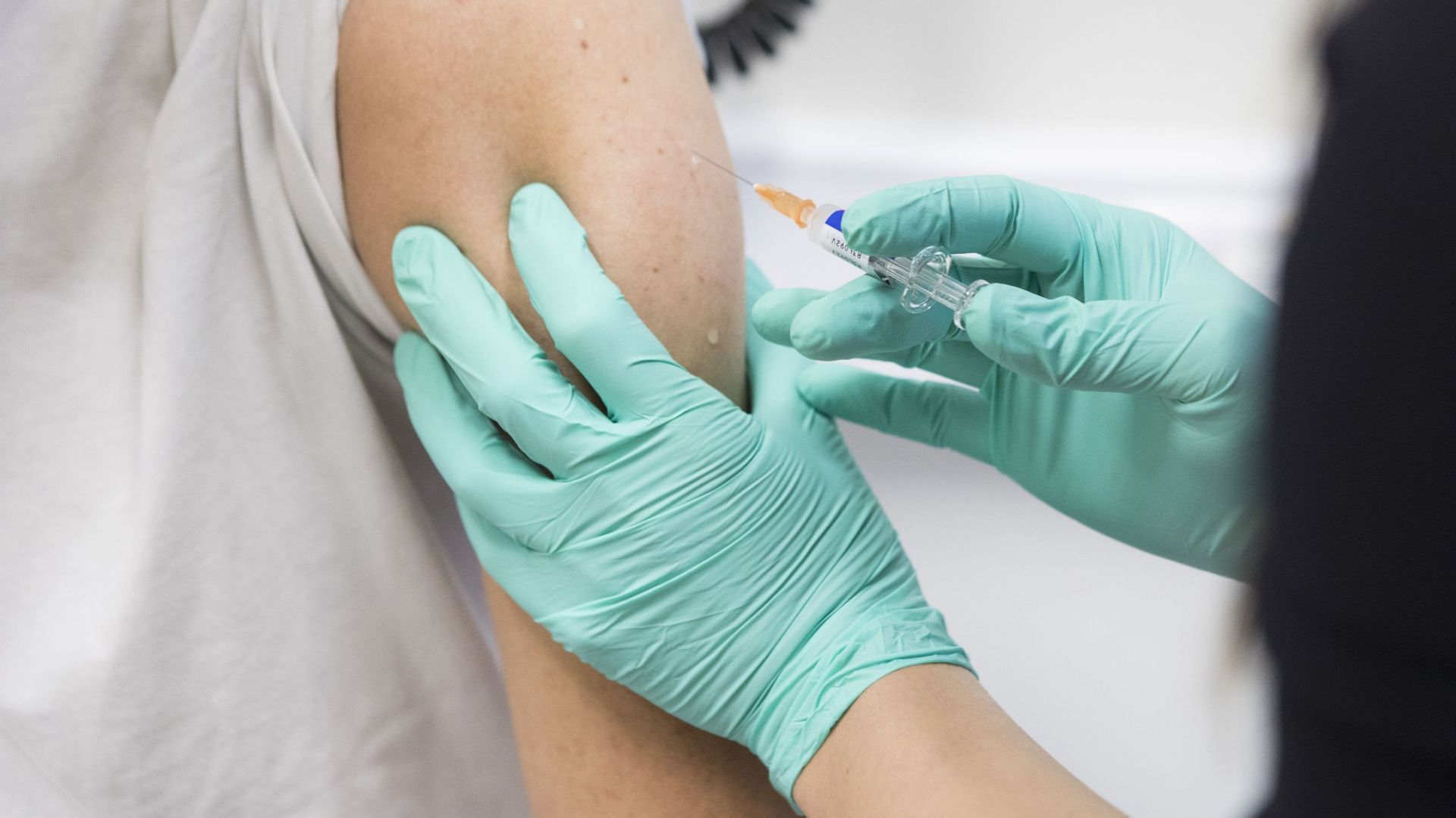  "Non seulement, l’immunité paraît supérieure, mais cette formule-là doit déboucher sur des effets à longue durée", affirme l'infectiologue Patrick Soentjens à propos du vaccin du groupe Johnson&Johnson.