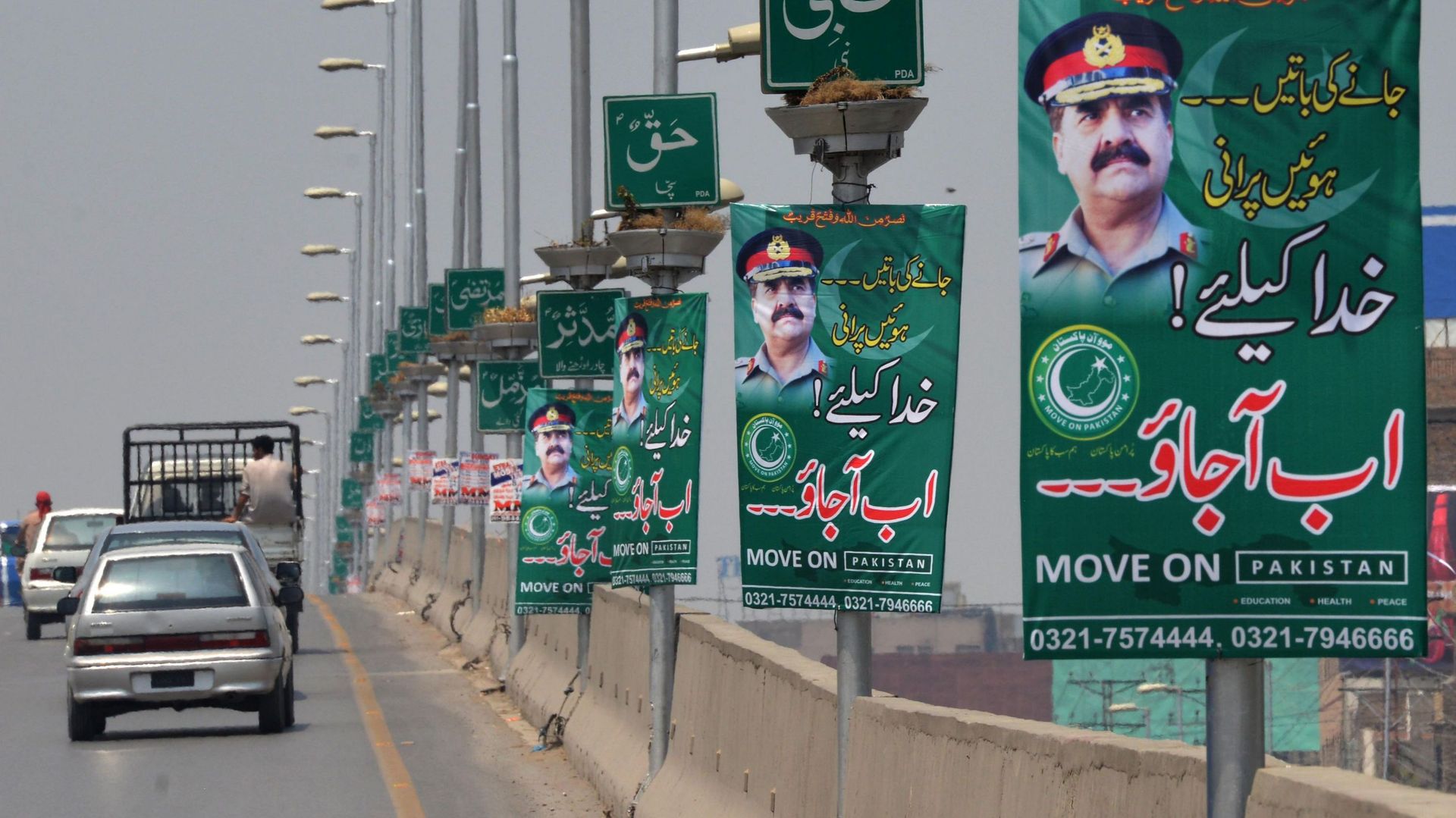 Des affiches montrant Raheel Sharif à Peshawar, au Pakistan, le 12 juillet 2016