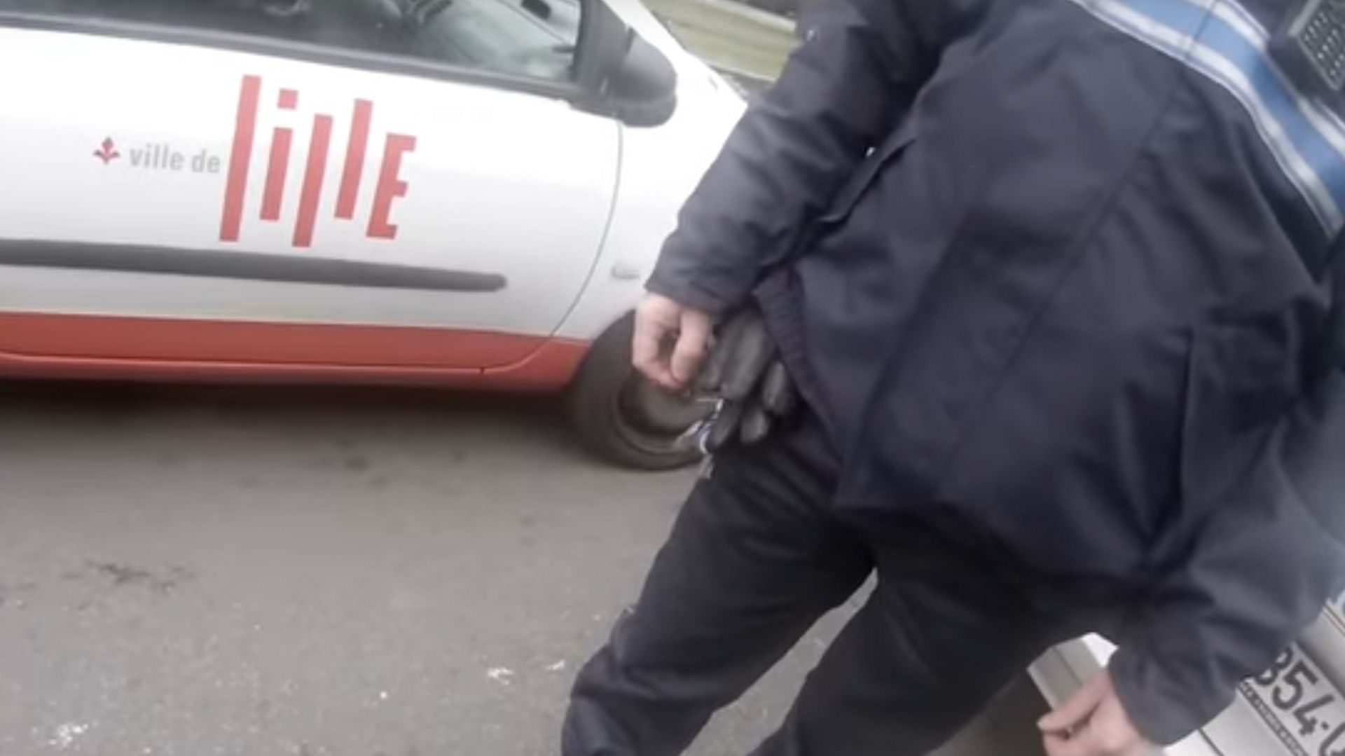 Un cycliste se fait dépasser dangereusement par une voiture et réprimander par la police (vidéo)