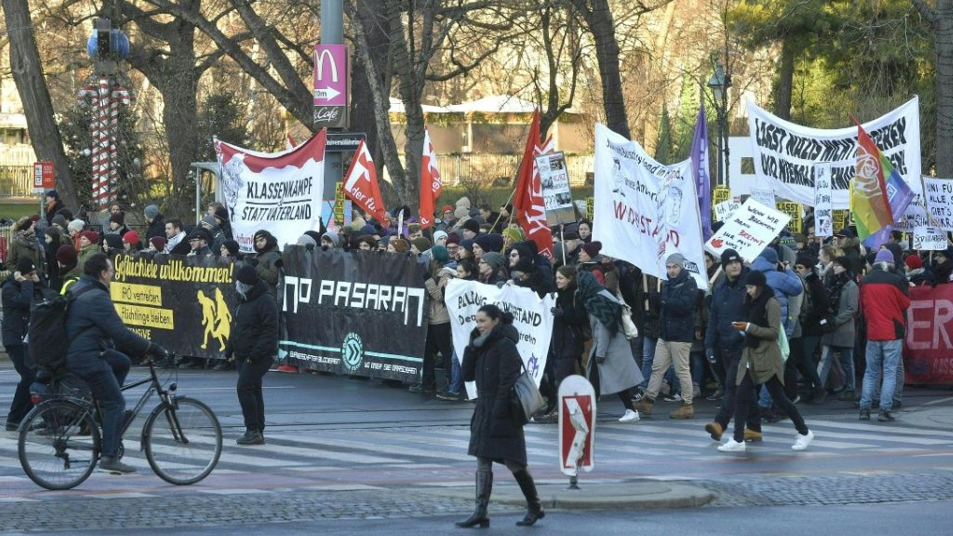 Quelque 2.000 personnes ont manifesté le 18 décembre 2017 à Vienne contre le nouveau gouvernement autrichien de coalition entre les conservateurs et l'extrême droite