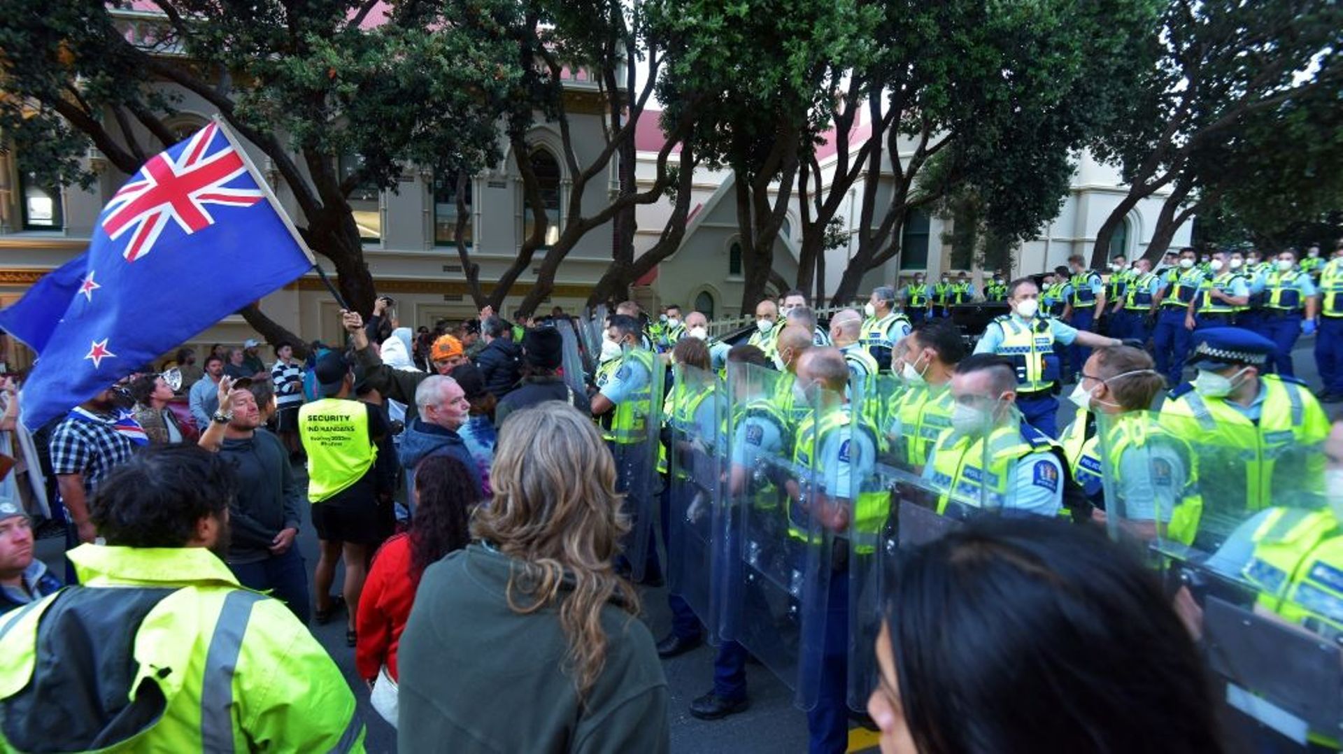 Face-à-face entre policiers et manifestants opposés aux restrictions sanitaires, le 22 février 2022 à Wellington, en Nouvelle-Zélande