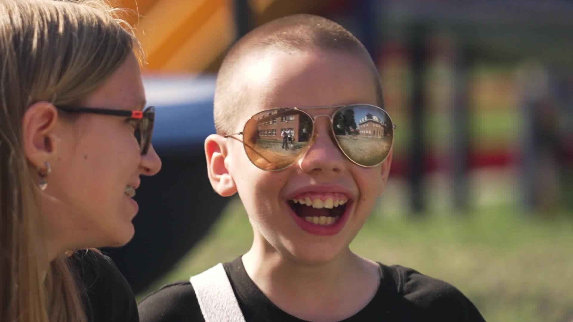 "Le monde, c’est comme un trou noir" : Mathias, 12 ans, raconte son quotidien d’enfant malvoyant