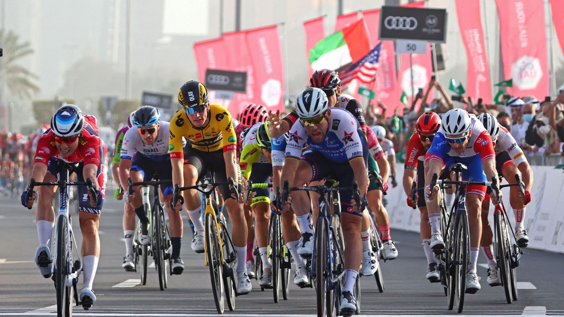UAE Tour : Mark Cavendish s’impose d’un cheveu devant Jasper Philipsen.