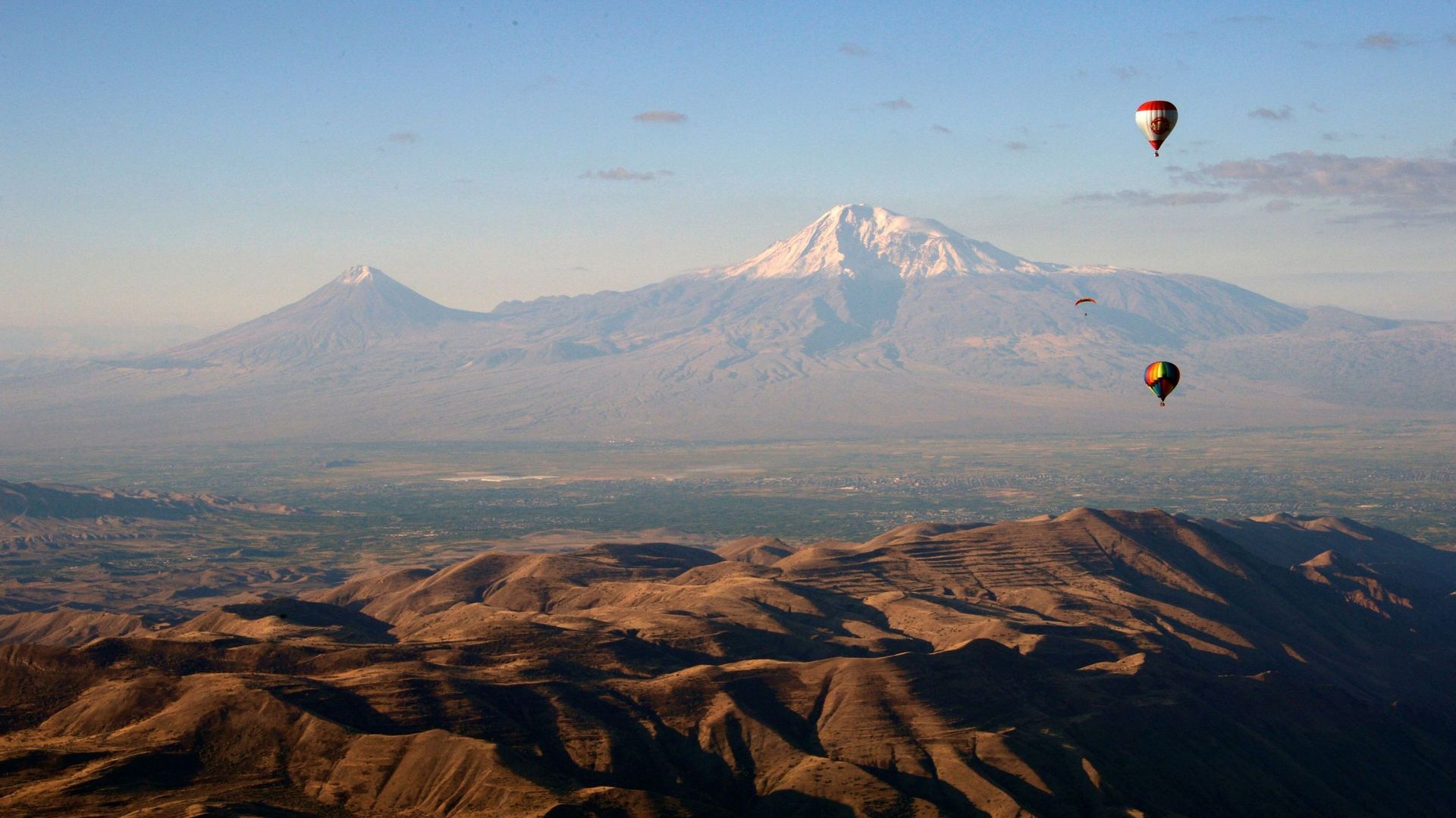 Montgolfière devant le mont Ararat, en Arménie