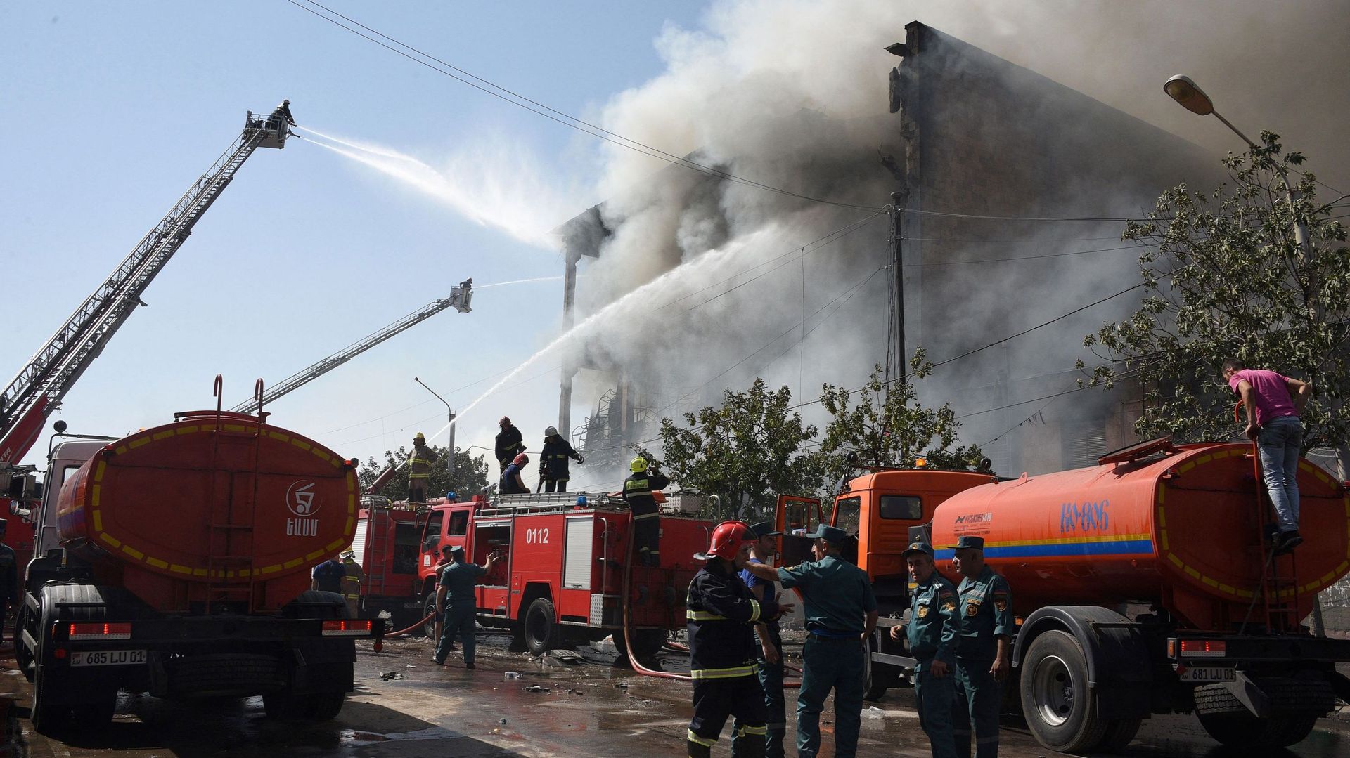 Des secouristes interviennent sur le site d’un marché de détail dans la capitale arménienne Erevan, le 14 août 2022, après qu’une explosion ait déclenché un incendie.