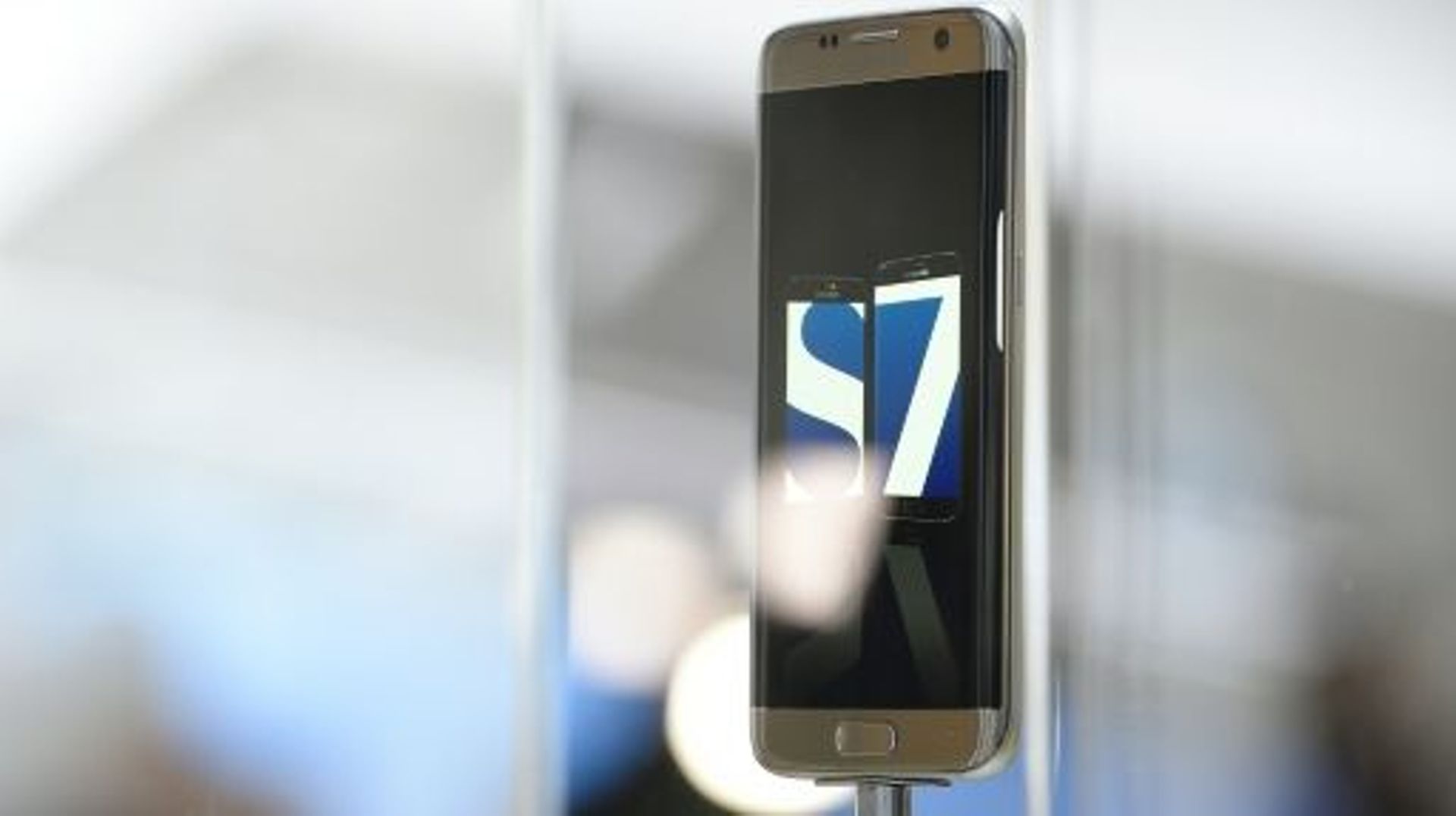 Le nouveau Galaxy 7 de Samsung présenté à Barcelone, le 21 février 2016