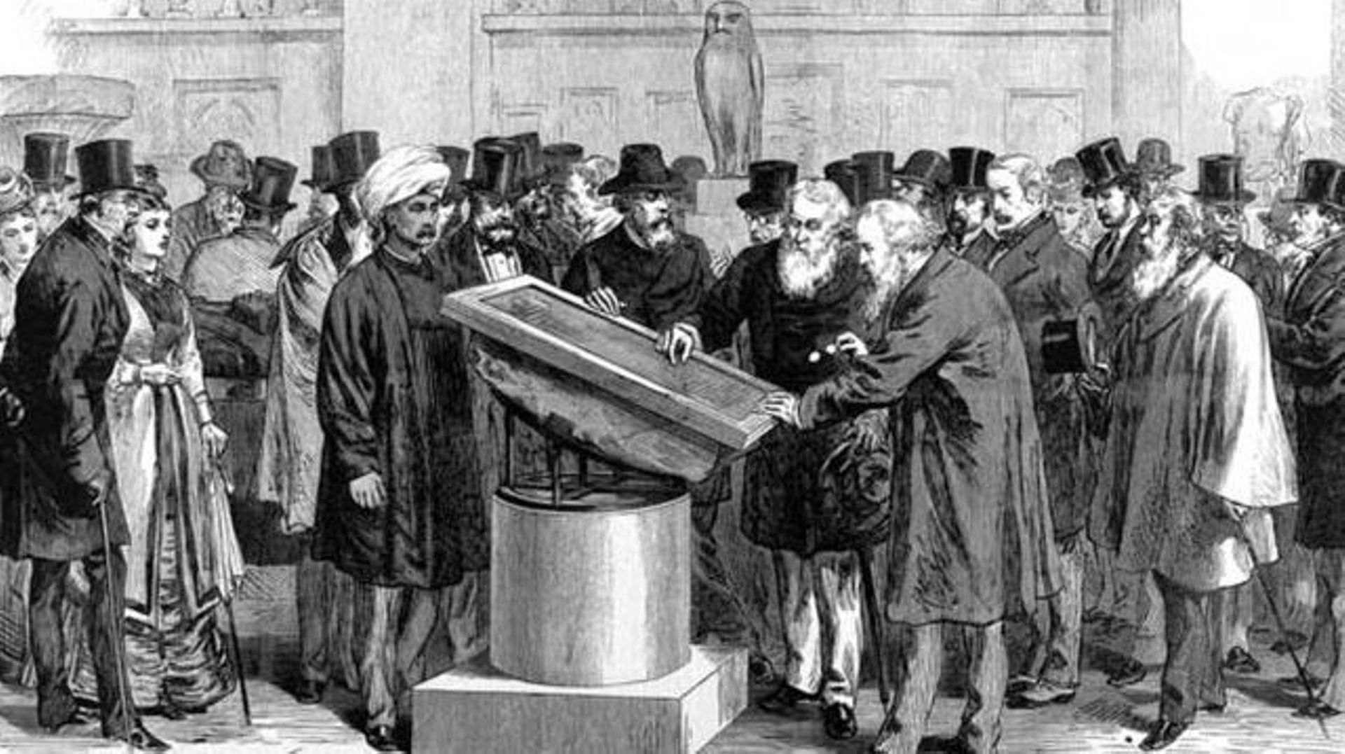 Au British Museum, où elle est conservée, la pierre de Rosette attire les scientifiques de l’époque.