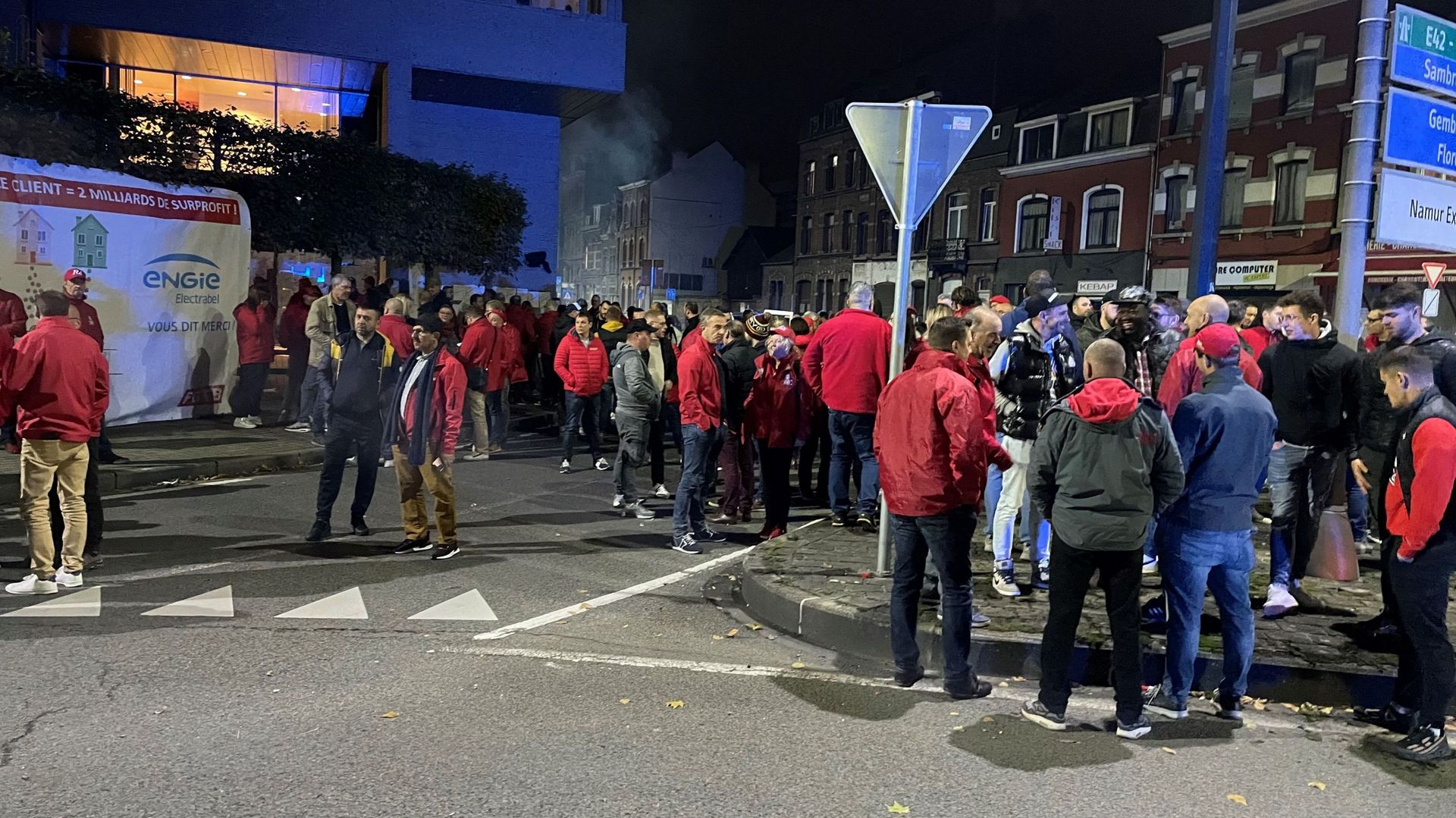 Les militants de la FGTB et de la CSC se sont postés sur le rond-point situé en face du bâtiment d’Engie à Namur pour sensibiliser les automobilistes et empêcher le personnel du fournisseur d'énergie de rentrer.