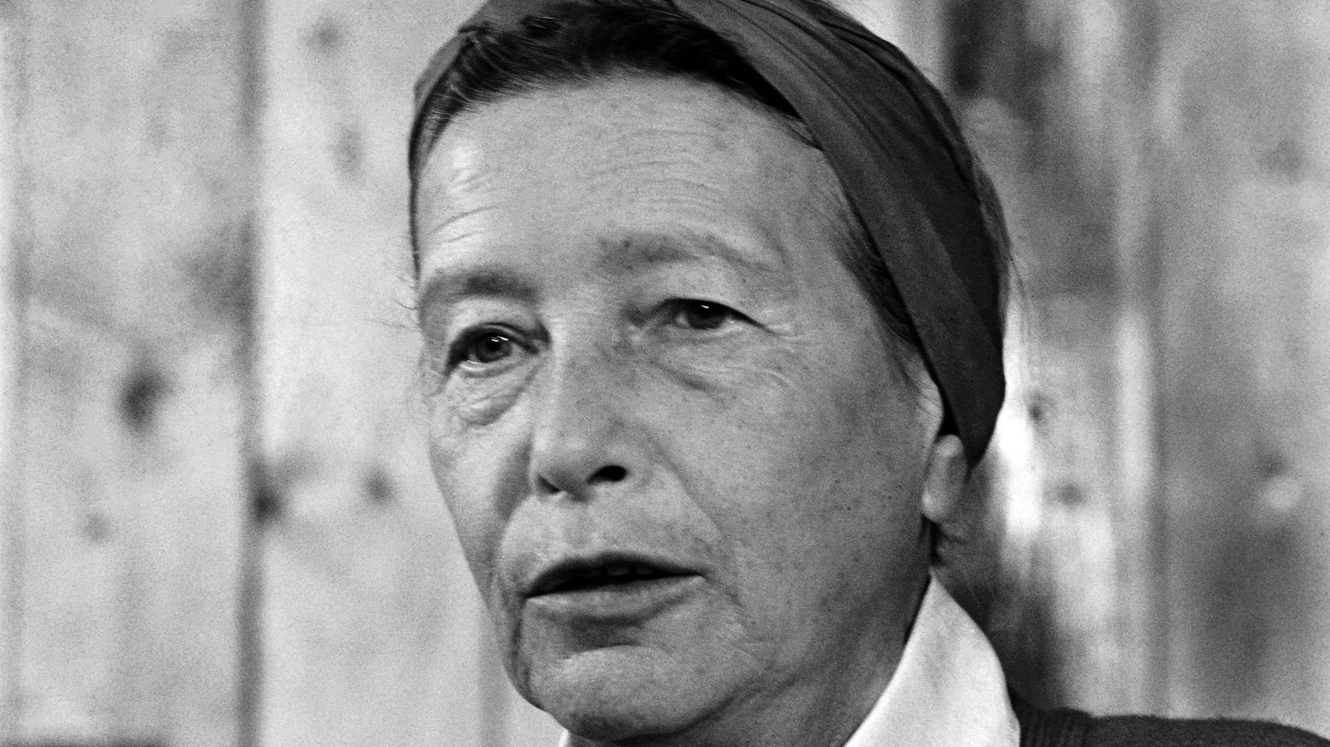 Simone de Beauvoir, icône du féminisme, en 1975, à Paris