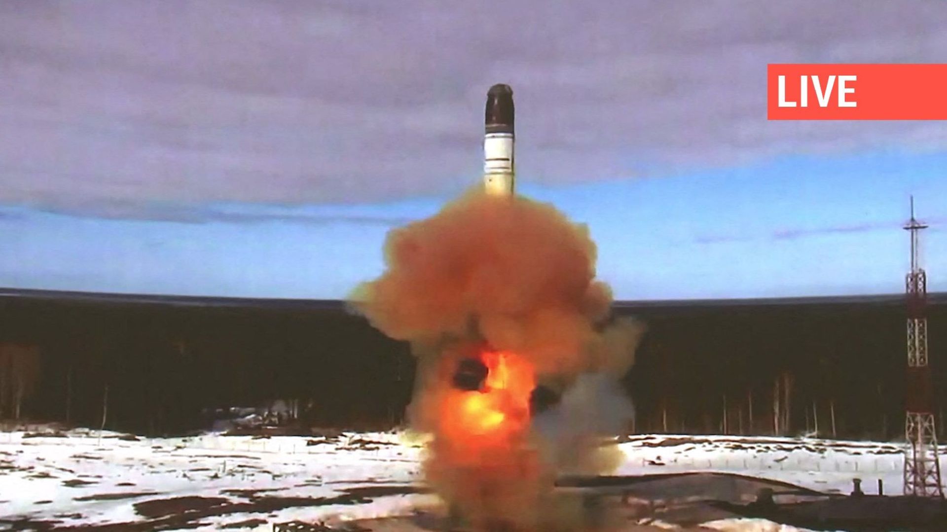 Dans cette vidéo d'archive réalisée à partir d'une vidéo distribuée, publiée par le ministère russe de la Défense le 20 avril 2022, on voit le lancement du missile balistique intercontinental Sarmat sur le terrain d'essai de Plesetsk, en Russie. Le présid