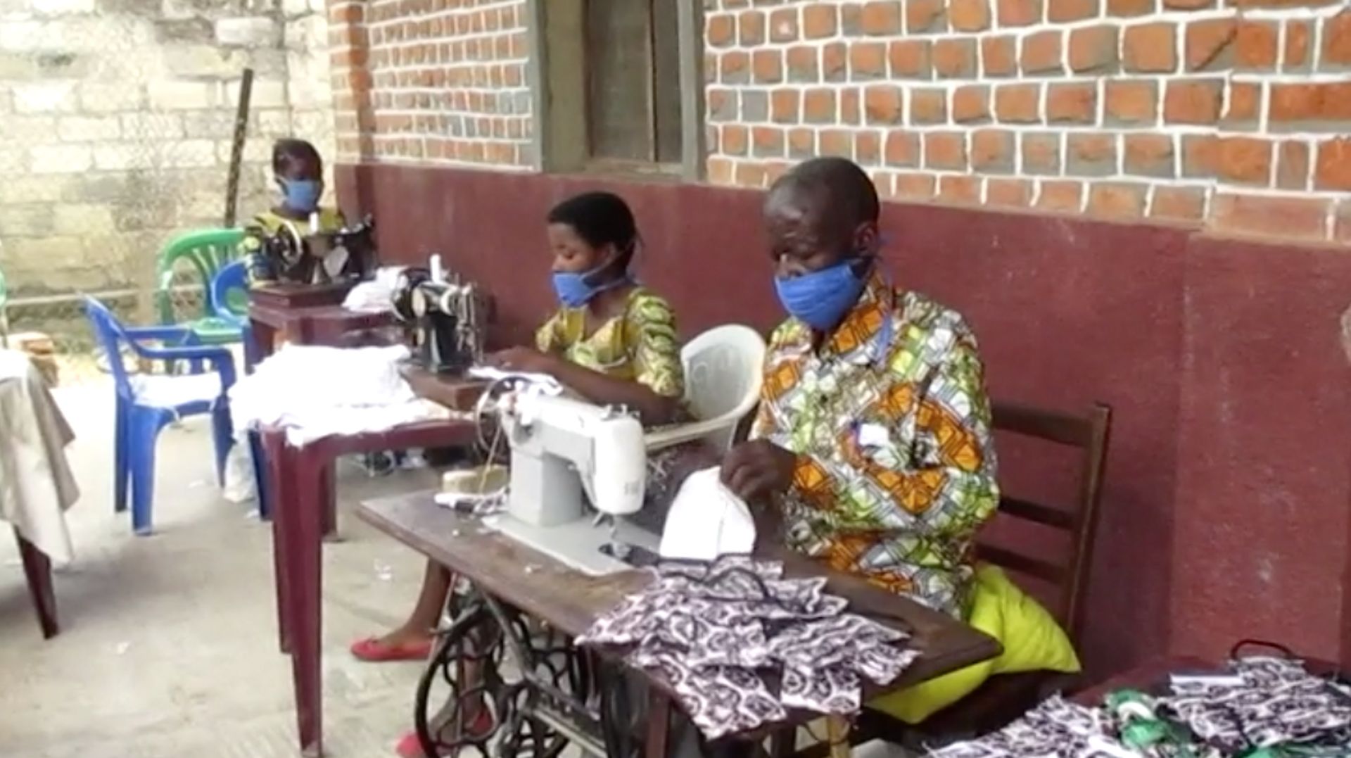 Coronavirus au Congo: des enfants-soldats se reconvertissent dans la fabrication de masques