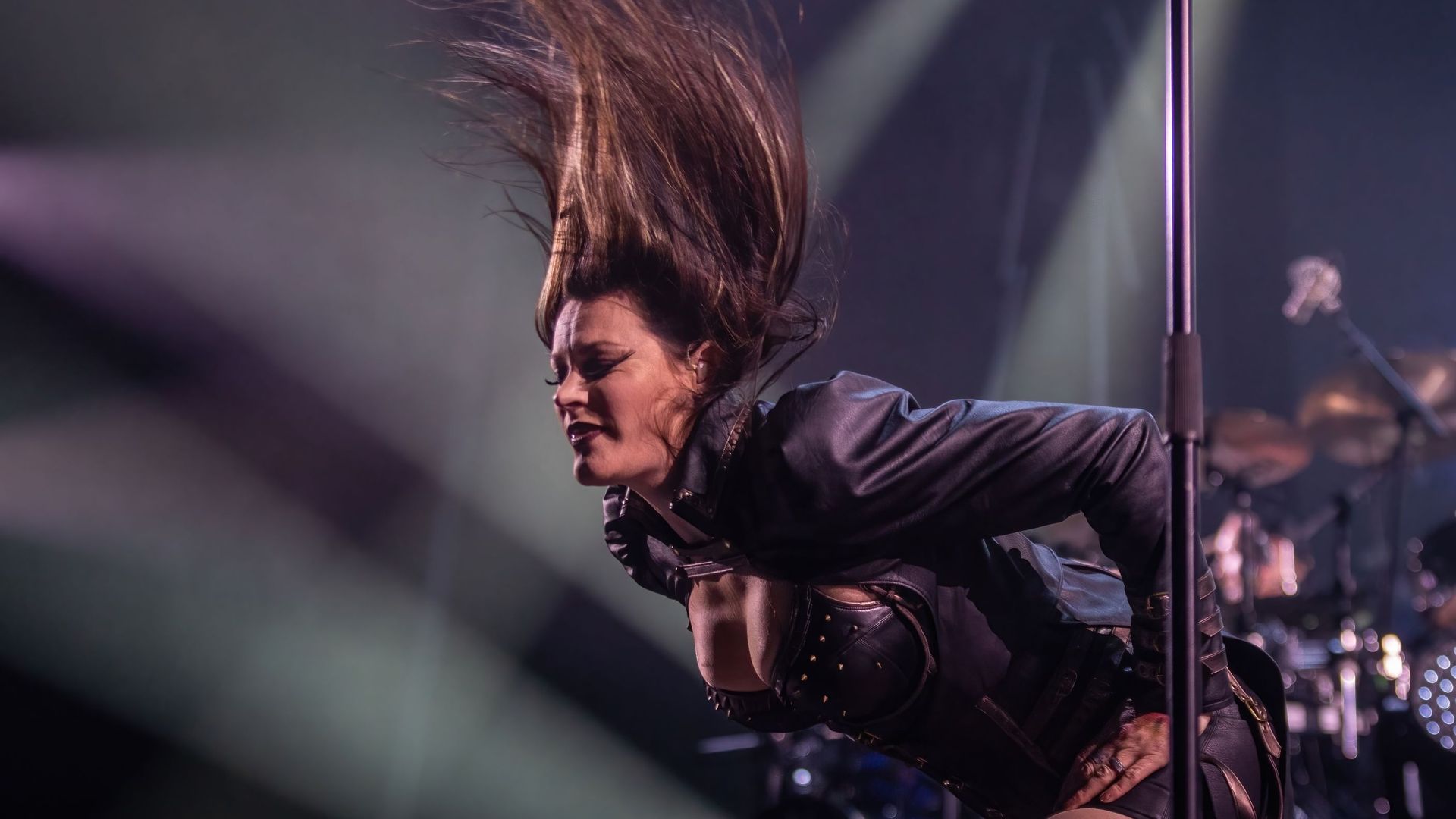 La chanteuse de Nightwish se lance dans une violente diatribe contre le christianisme