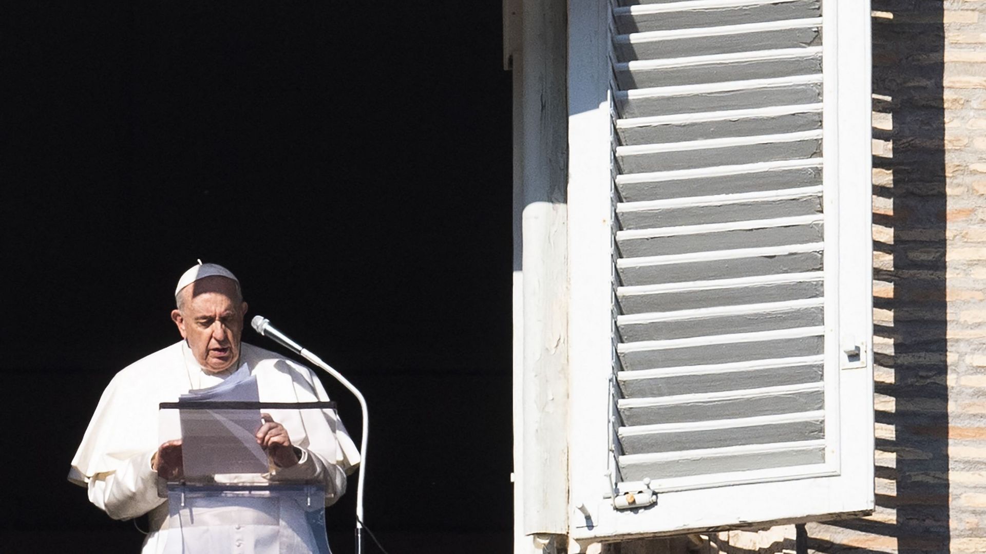Le Pape François s'adresse à la foule depuis la fenêtre du Palais Apostolique surplombant la Place Saint Pierre lors de la prière de l'Angelus du Nouvel An au Vatican le 1er janvier 2022.