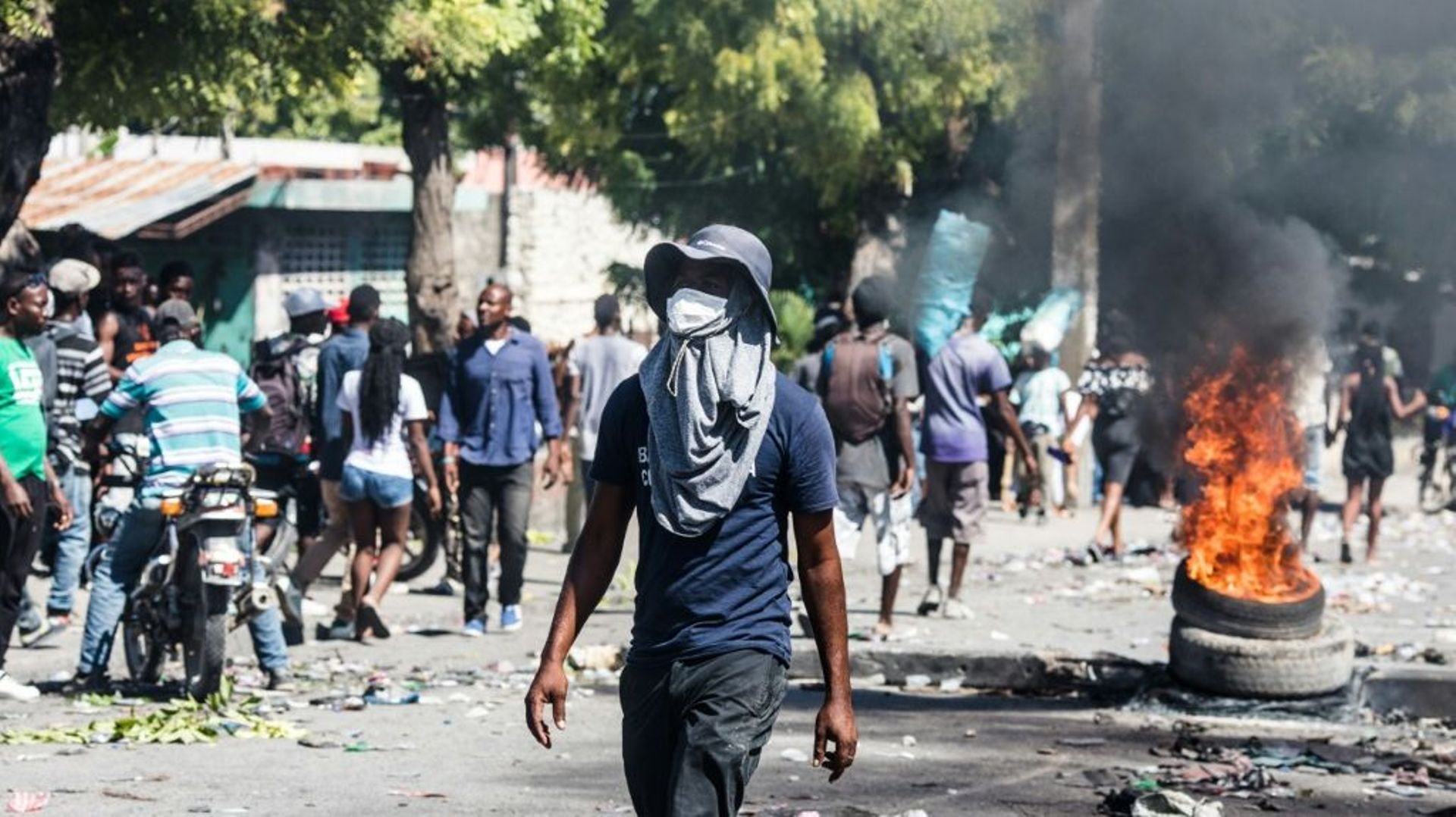 Des manifestants exigeant la démission du président Jovenel Moïse ont mis le feu à des pneus dans les rues de la capitale haïtienne le 28 octobre 2019