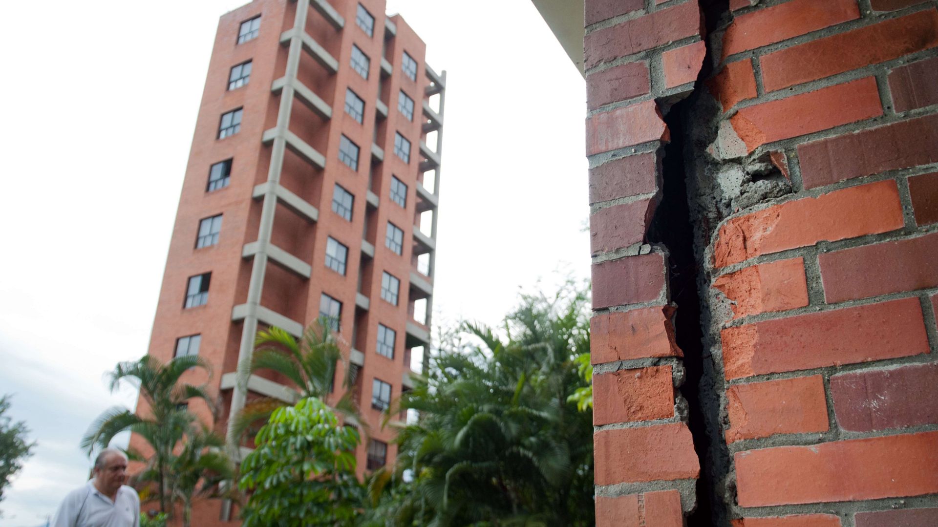 Un homme observe les dégâts causés par le séisme à Cali, le département de Valle del Cauca en Colombie.