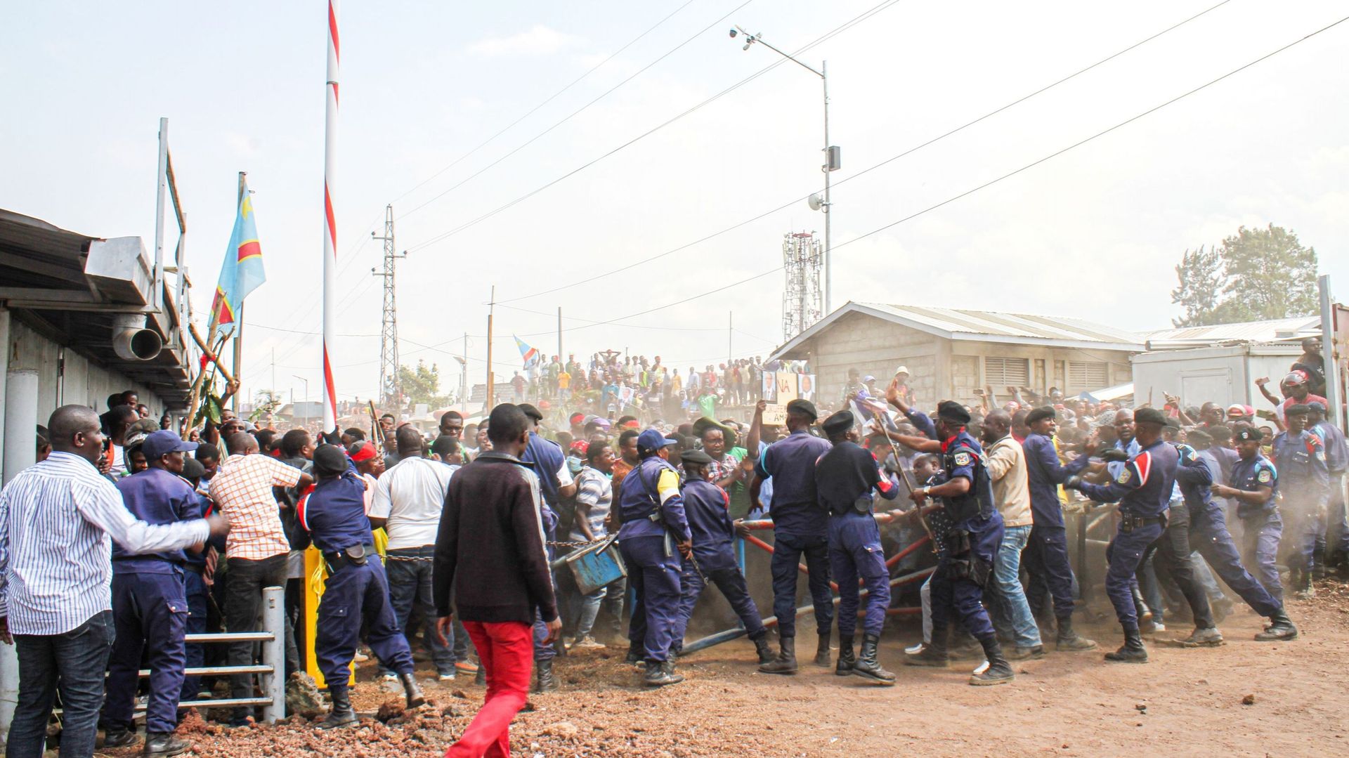 Des marcheurs congolais empêchés par les forces de sécurité congolaises de manifester à la frontière avec le Rwanda contre des policiers rwandais à Rubavu, le 15 juin 2022 dans une rue de Goma (est de la RDC).