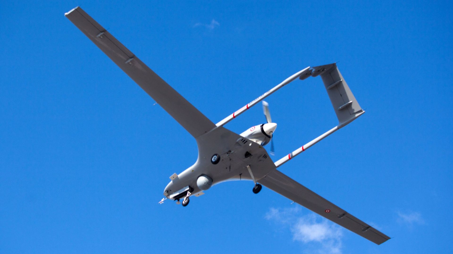 Un drone Bayraktar TB2 de fabrication turque vole sur la base aérienne militaire de Gecitkale, près de Famagouste, dans la République turque autoproclamée de Chypre du Nord (RTCN), le 16 décembre 2019. – Le drone militaire turc a été livré au nord de Chyp