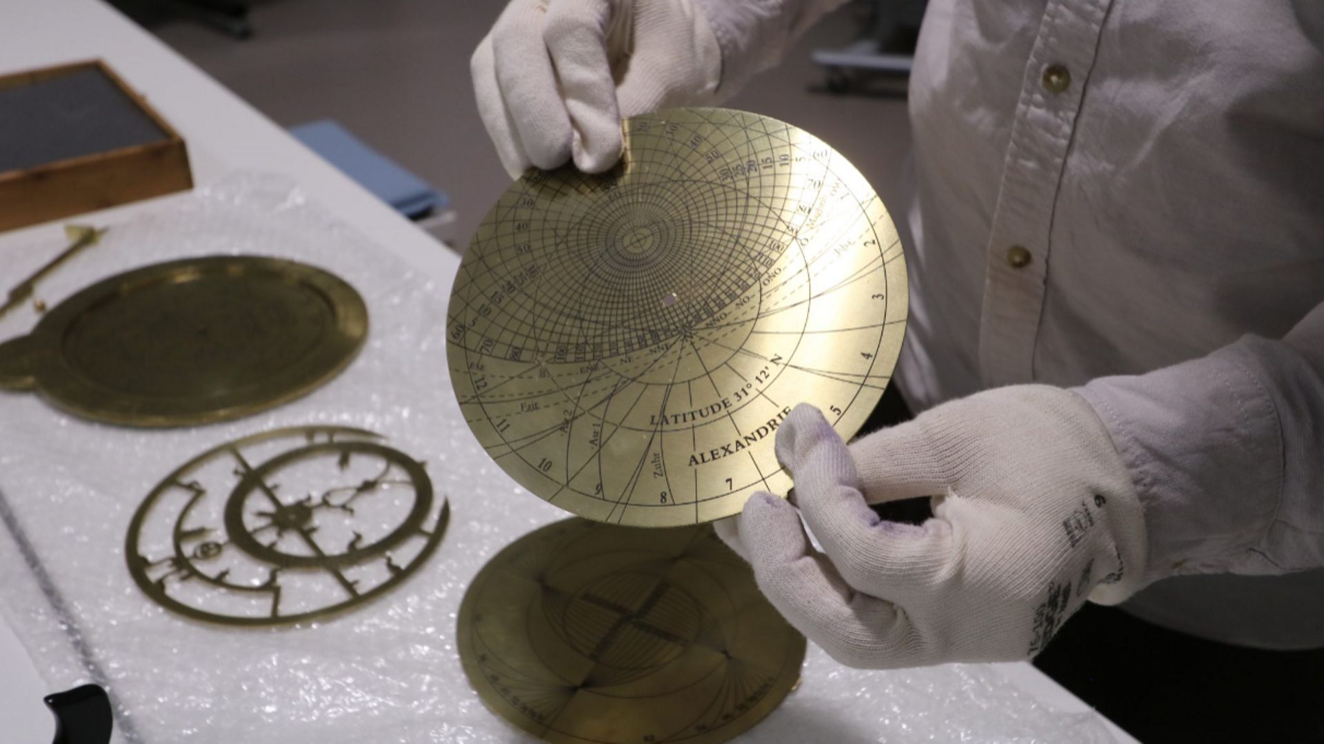 L’astrolabe en laiton fabriqué par la française Brigitte Alix qui est la seule personne en Europe qui fabrique encore aujourd’hui de vrais astrolabes.

