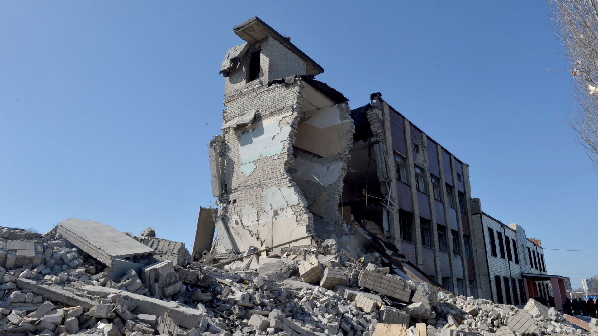 Un bâtiment détruit par les bombardements en Ukraine