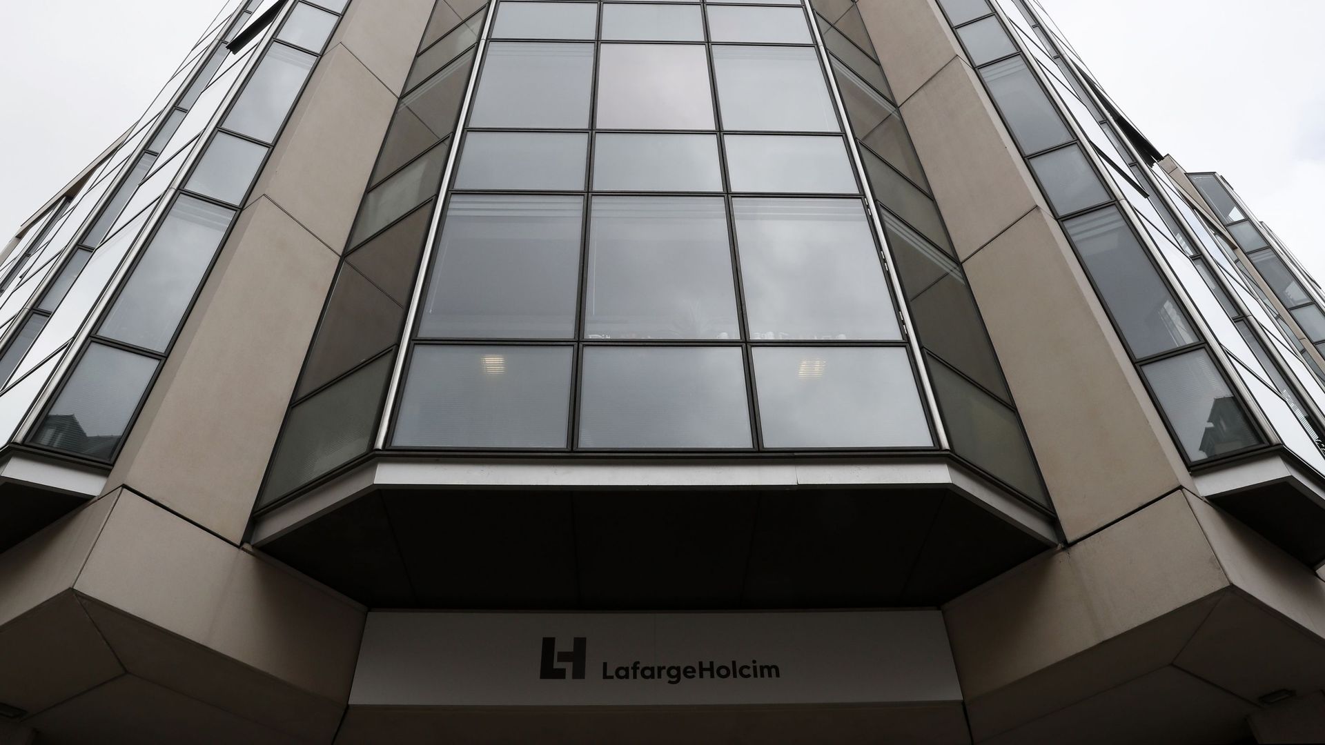 LafargeHolcim ferme ses bureaux de Paris et Zurich et supprime 200 emplois