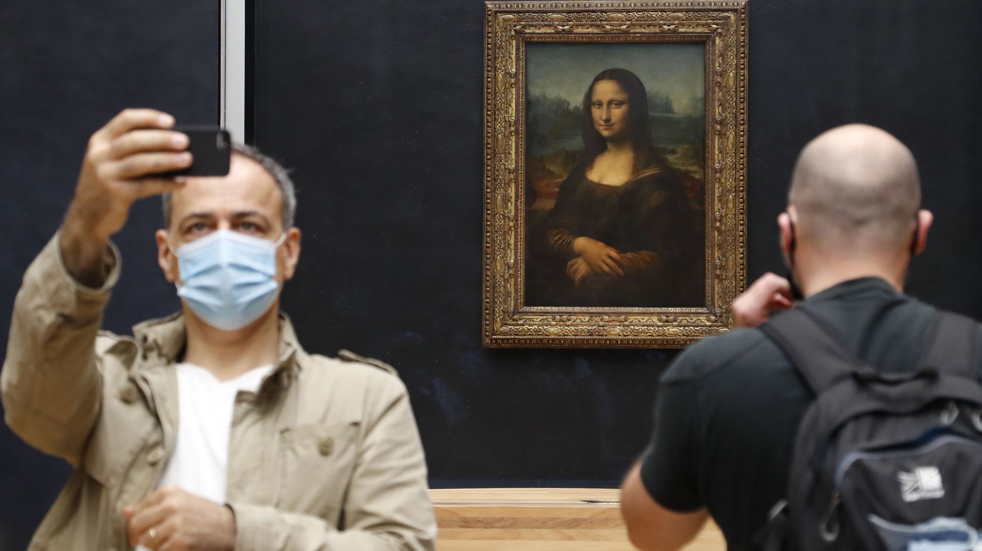 Un visiteur du Louvres devant "La Joconde" de Léonard de Vinci au Louvre le 6 juillet 2020, jour de la réouverture du musée.