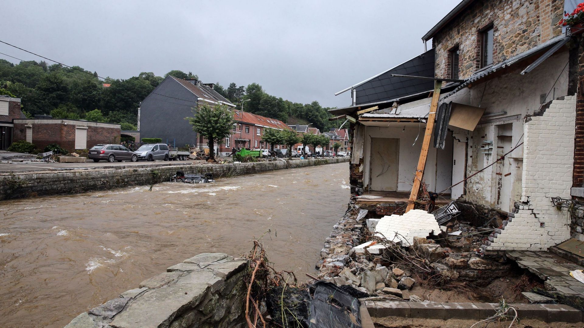 Cette photo montre des maisons endommagées par les inondations à Theux, près de Liège, le 16 juillet 2021.