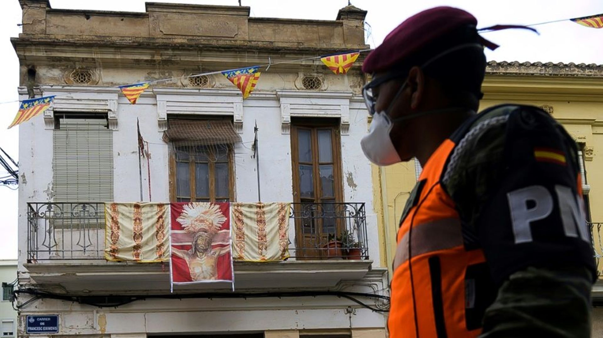 Un soldat espagnol dans une rue de Valence, dans le nord de l'Espagne, le 7 avril 2020
