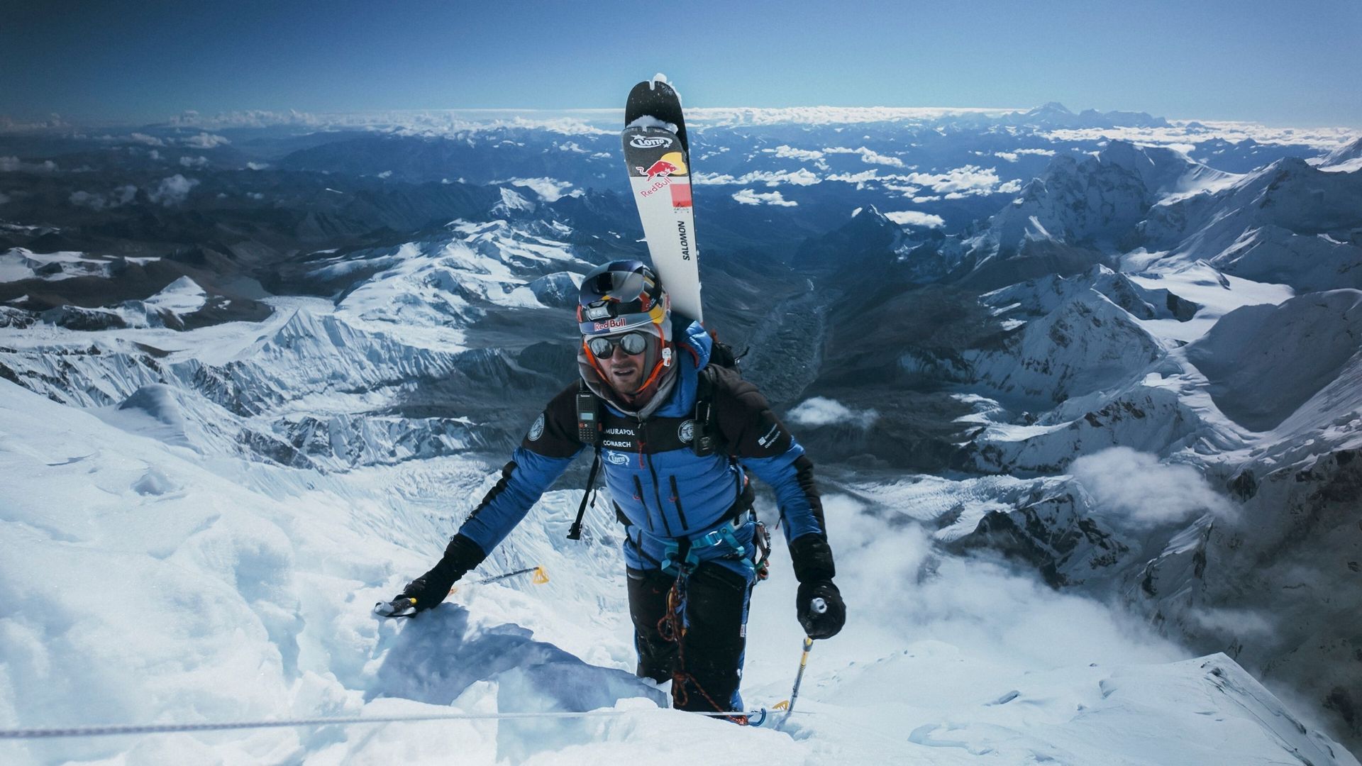 Première mondiale sur l’Himalaya : un skieur enchaîne la montée de l'Everest et la descente à ski... sans oxygène !