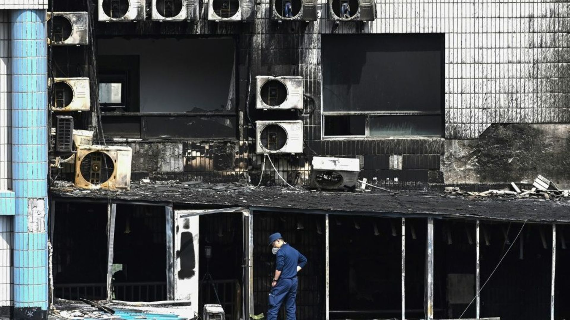 Un enquêteur inspecte les dégâts à l'hôpital Changfeng de Pékin, le 19 avril 2023