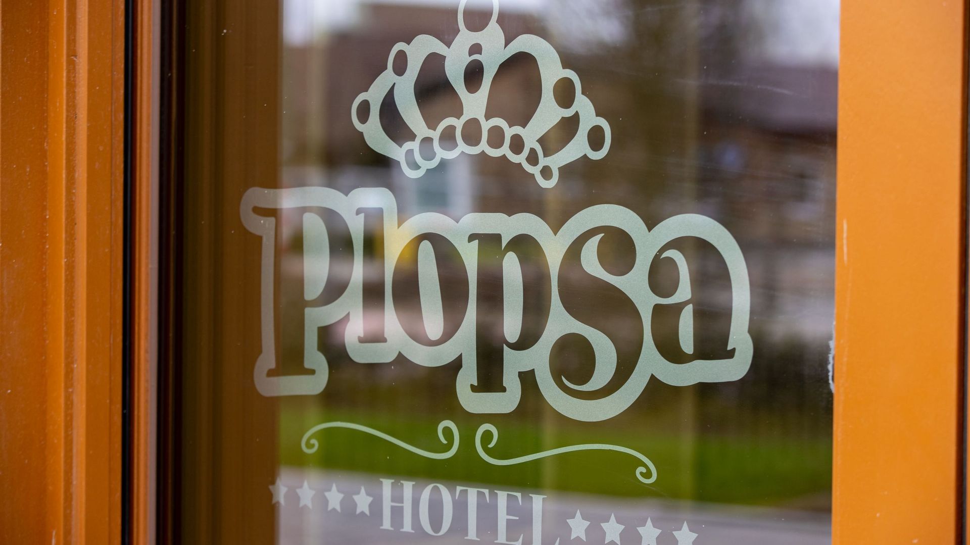 Le logo Plopsa sur la porte de l'hôtel du groupe à La Panne, en Belgique.