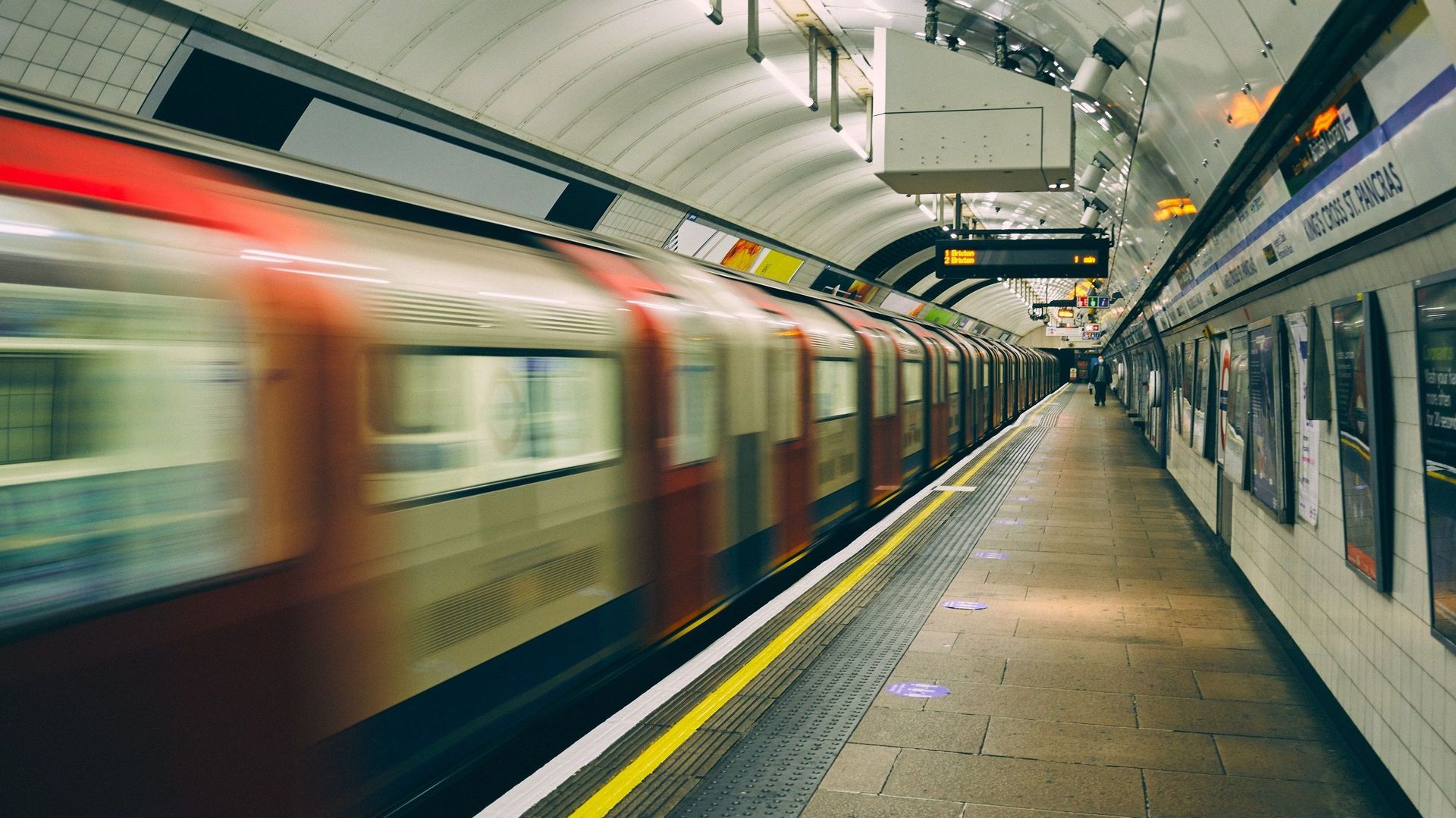 La Transport for London a lancé l’initiative "Art on the Underground" à la fin des années 1990 pour redynamiser le métro londonien.